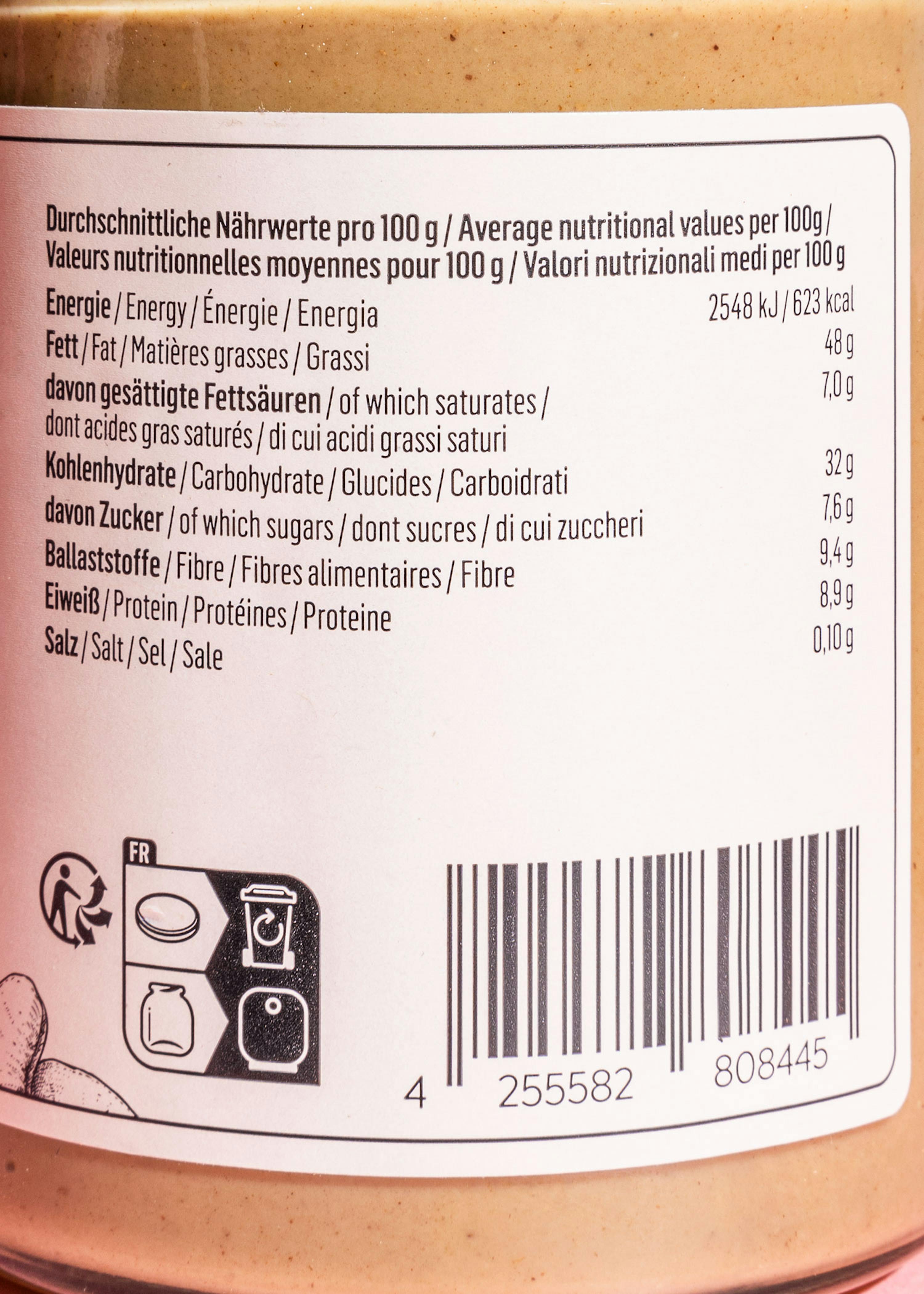 l' étiquette d' une bouteille de beurre de cacahuète montre les valeurs nutritionnelles moyennes pour 100 g