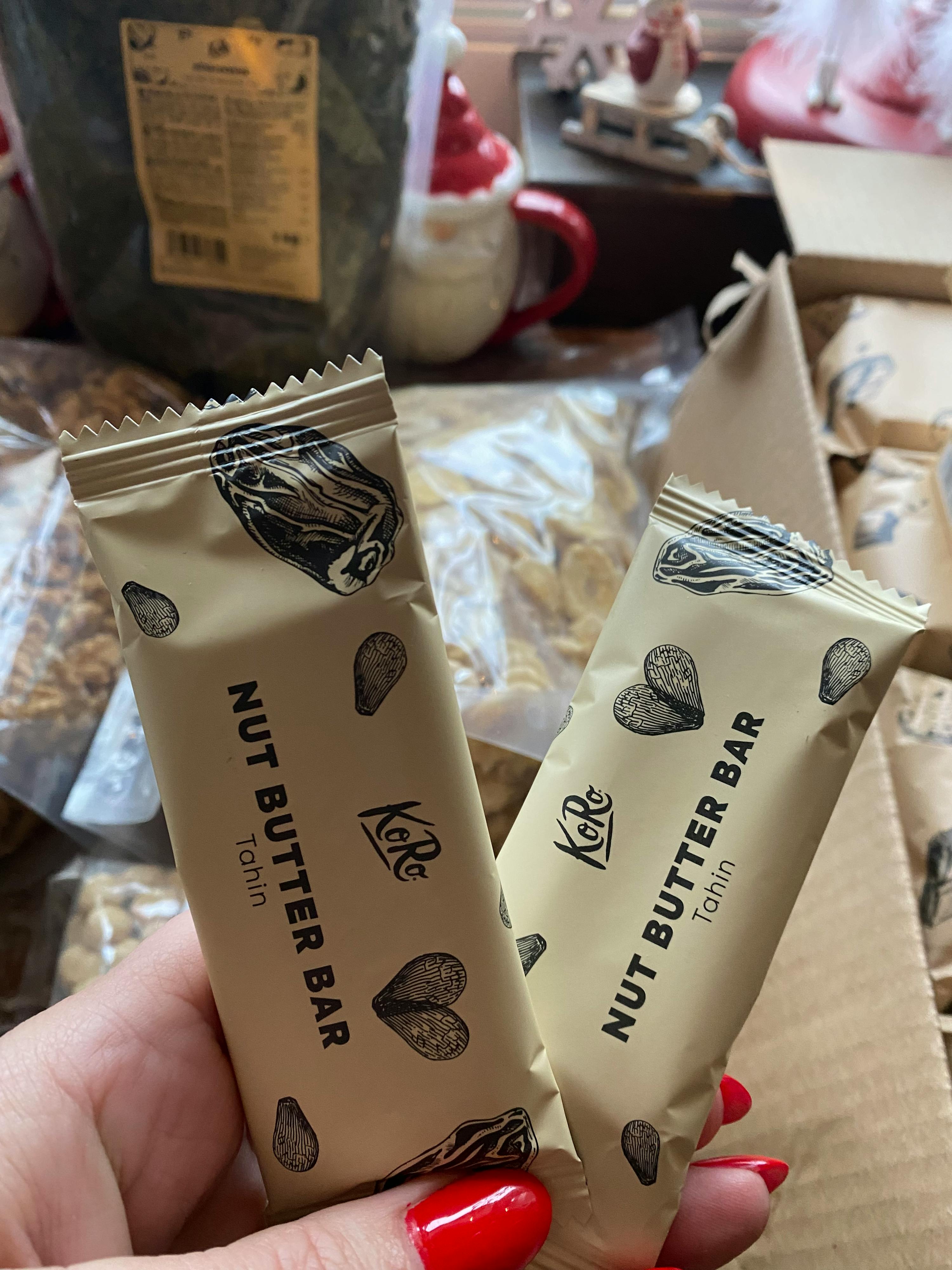 Eine Frau hält zwei Nutella-Sticks in der Hand