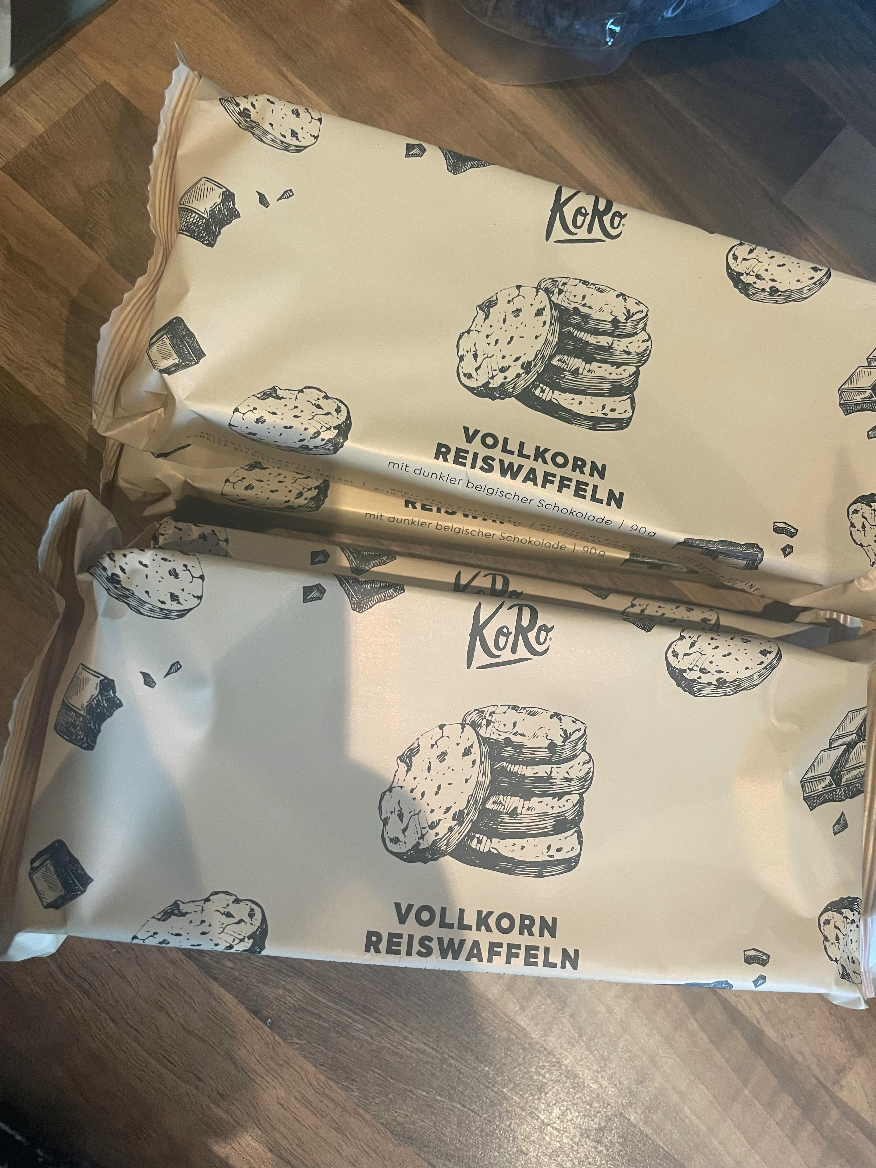 due pacchetti di vollkorn reiswaffeln si trovano su un tavolo di legno