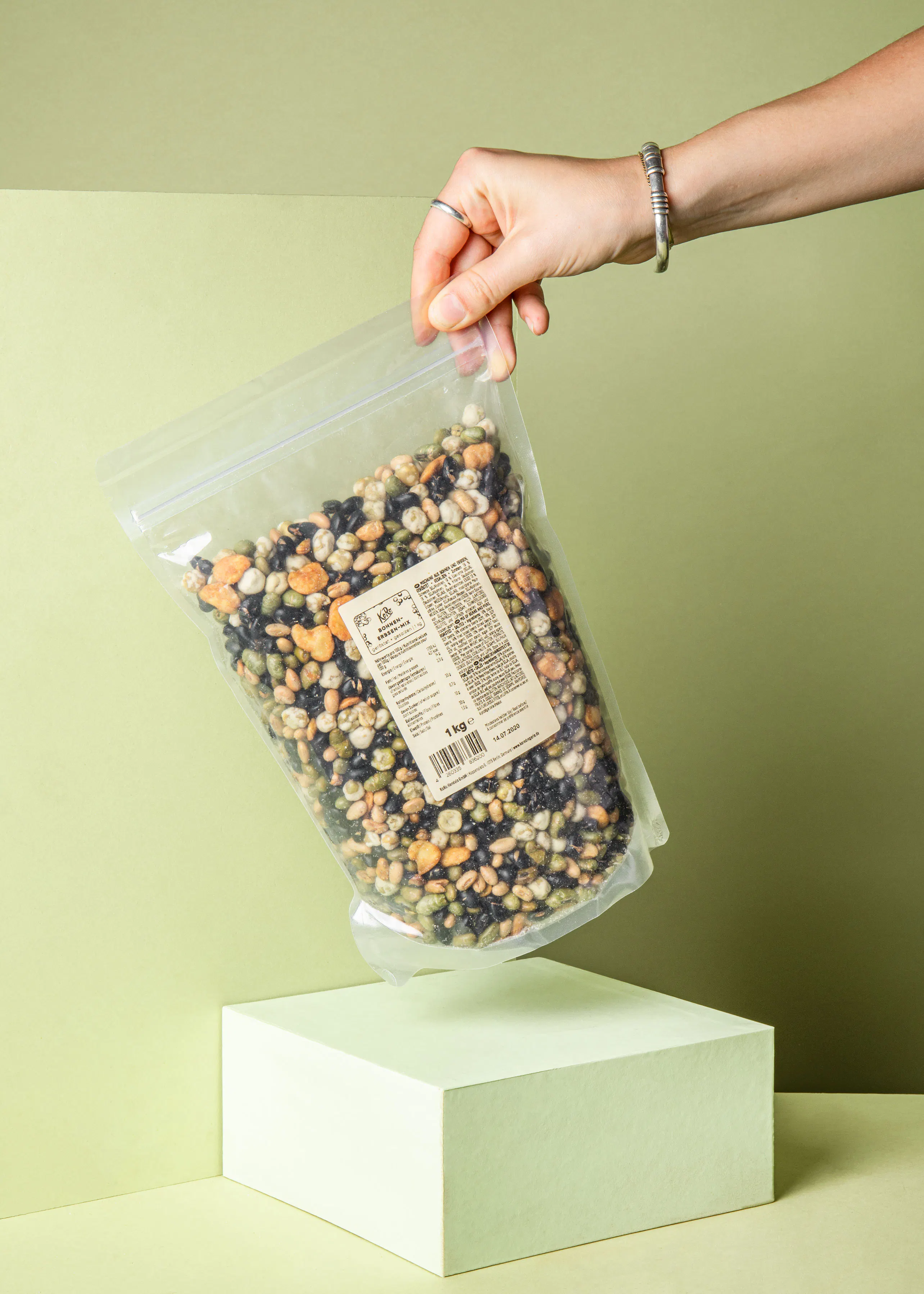 une personne tient un sac de nourriture avec une étiquette qui indique les calories