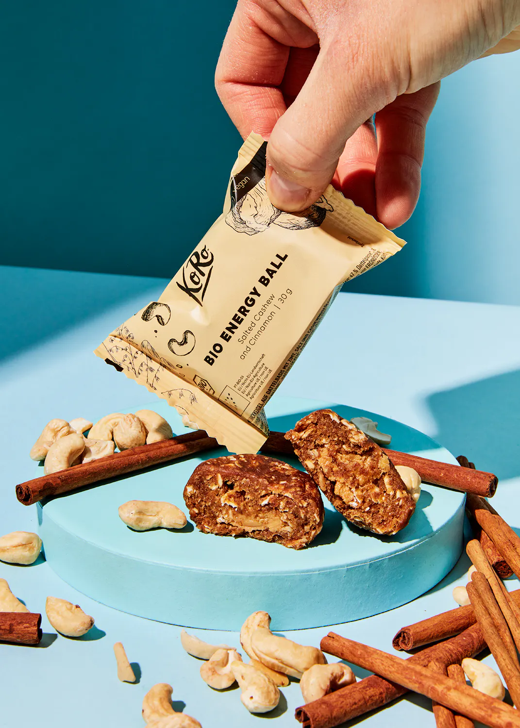 eine Person greift nach einem bio-Energie-Ball