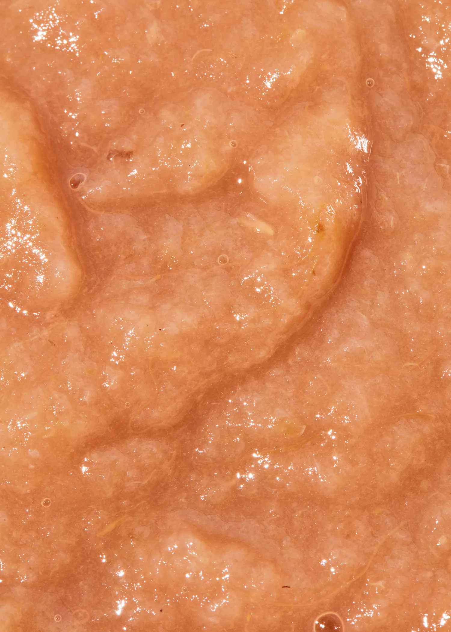 eine Nahaufnahme einer braunen Flüssigkeit mit einer glänzenden Oberfläche