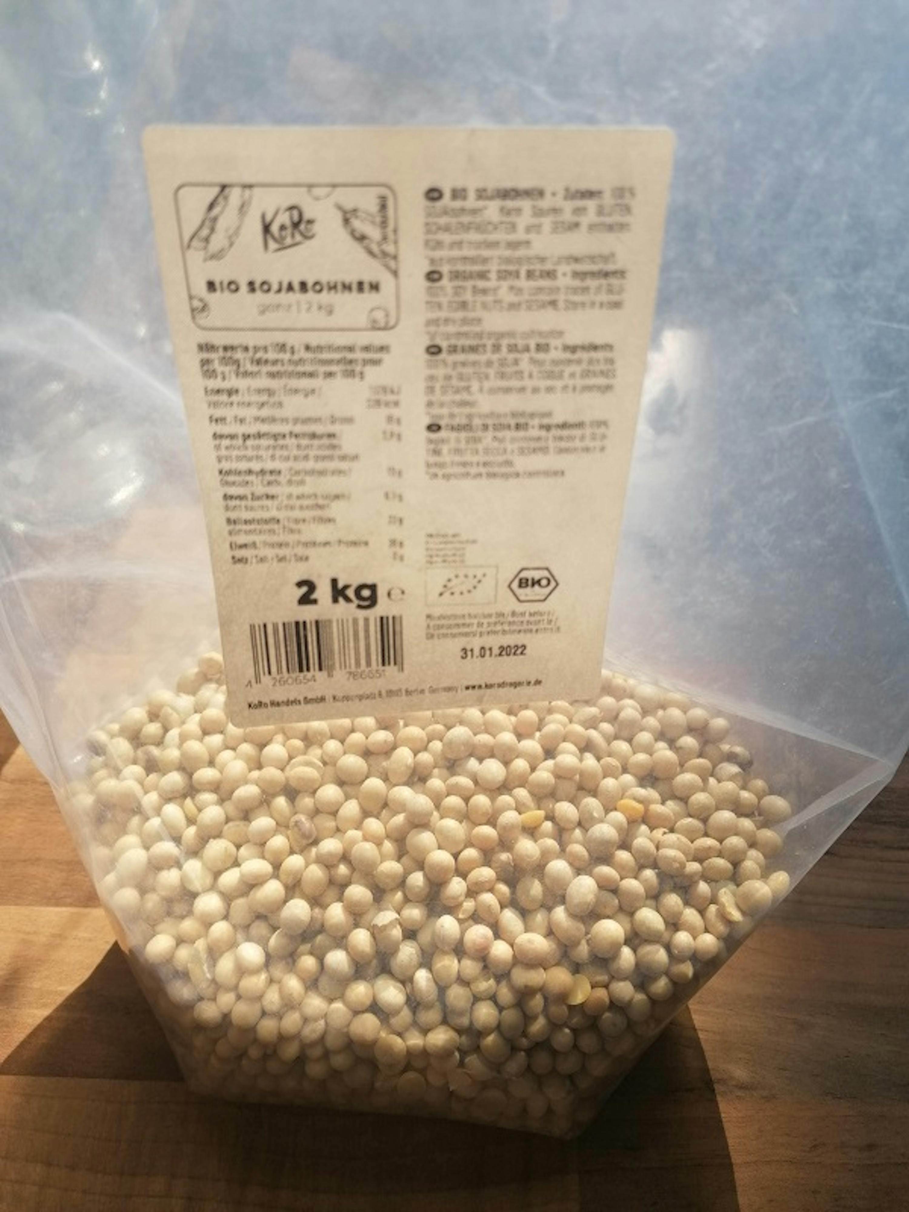a bag of soybeans has a label that says 2 kg