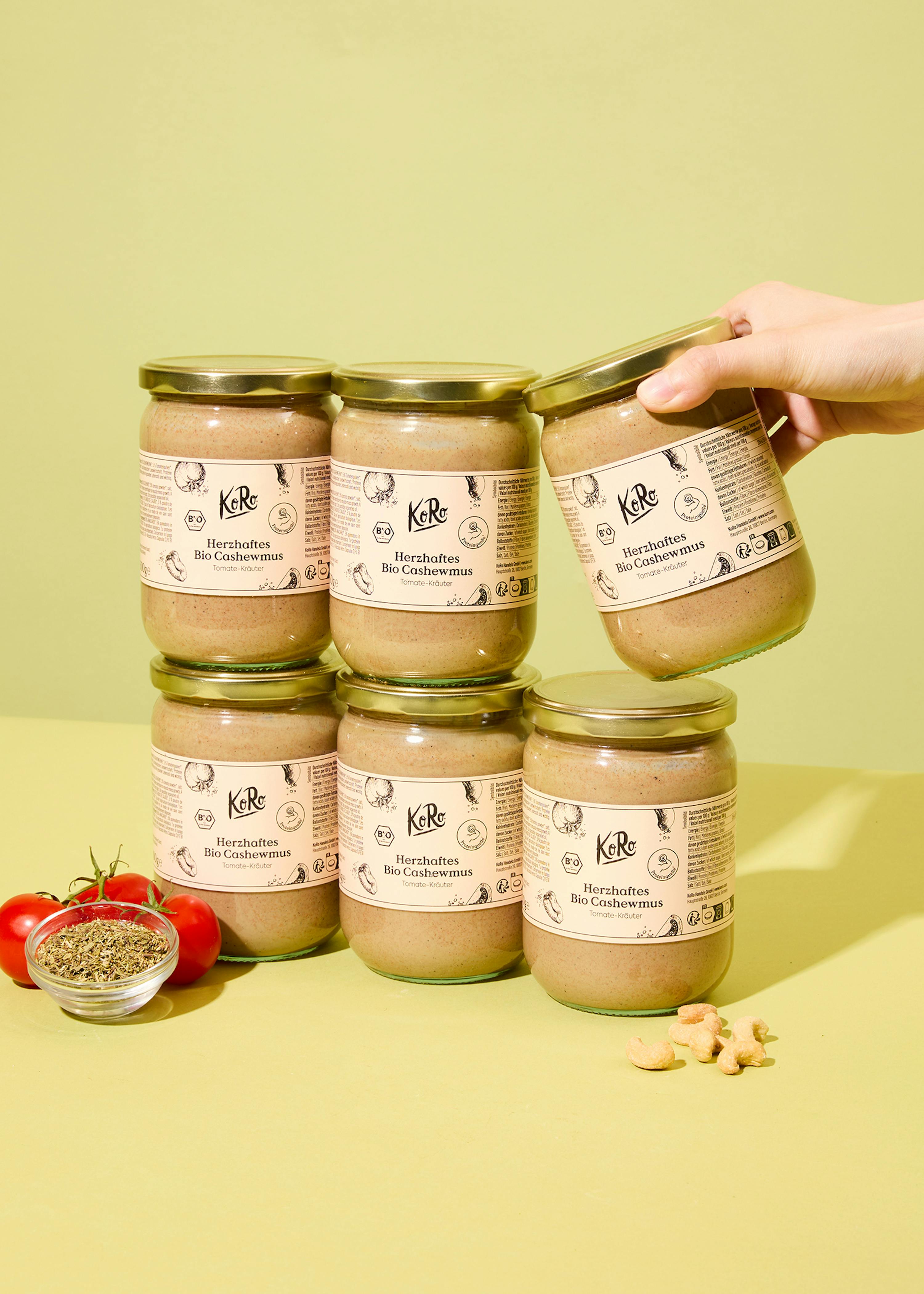 eine Person stapelt sechs Gläser mit einer Marke namens kerre