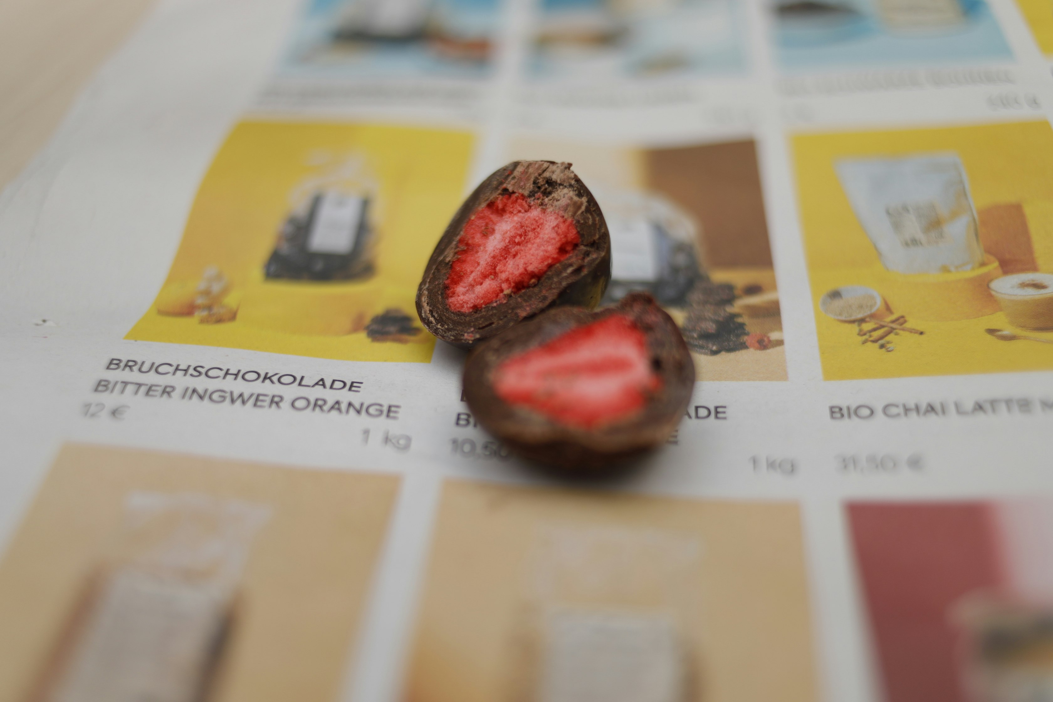 Gefriergetrocknete Erdbeeren in dunkler Schokolade kaufen | KoRo Germany