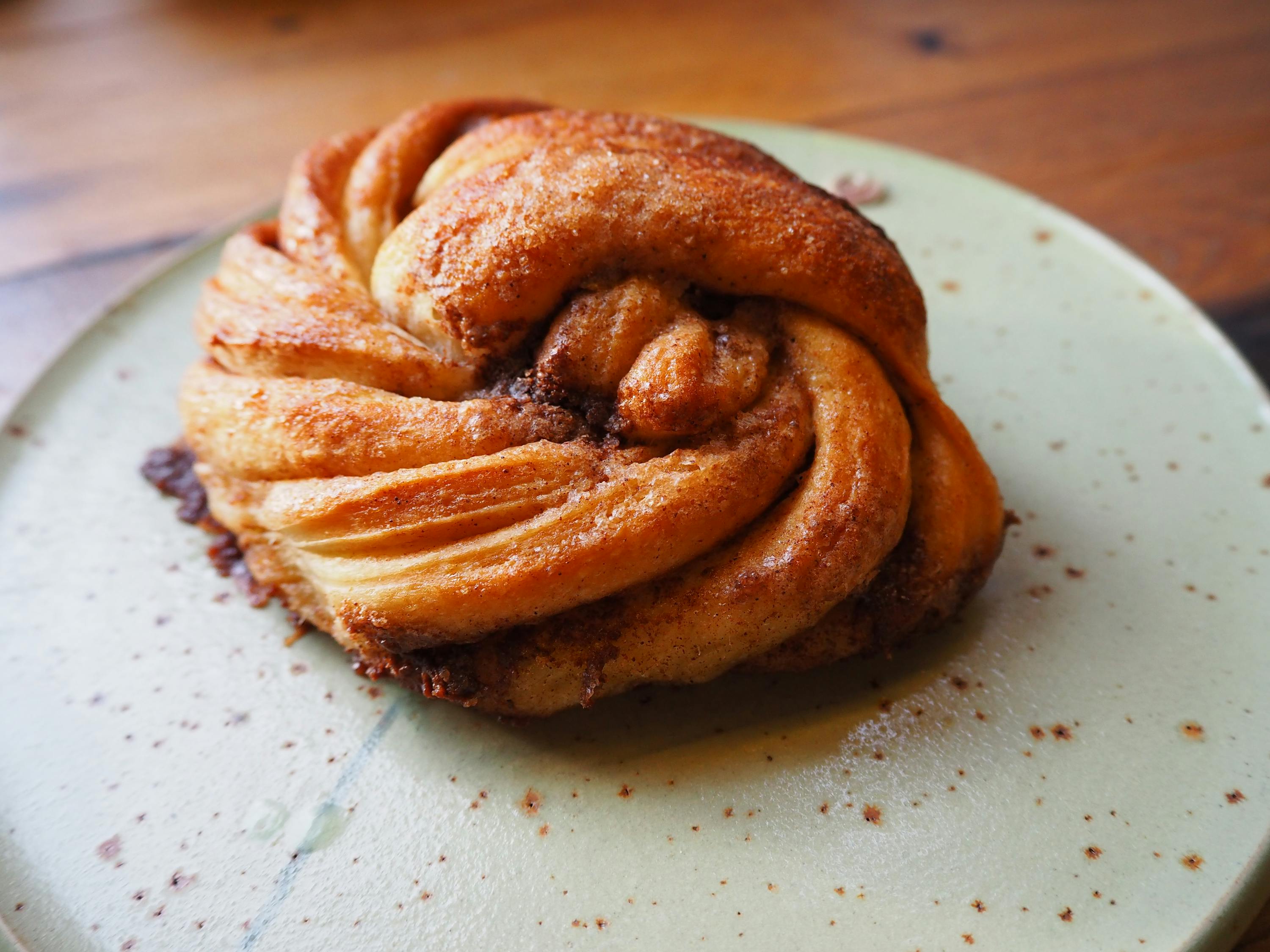 un gros plan d' une pâtisserie sur une assiette verte