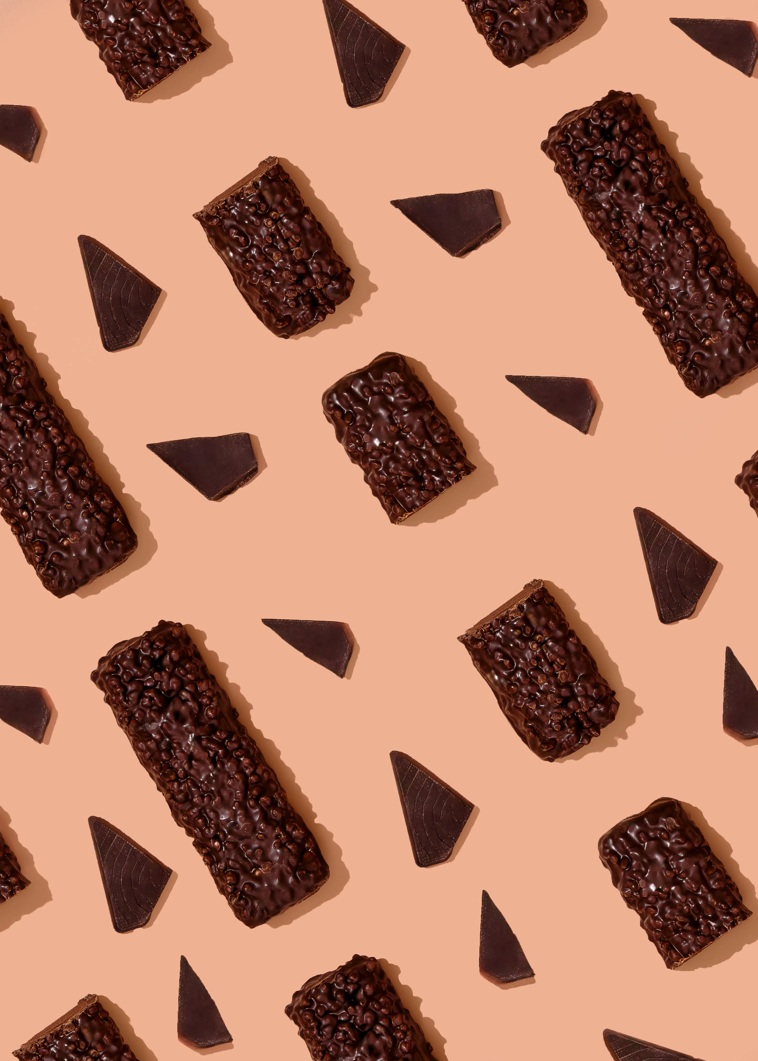 motif répétitif de barres chocolatées croustillantes et de morceaux de chocolat noir sur un fond beige.