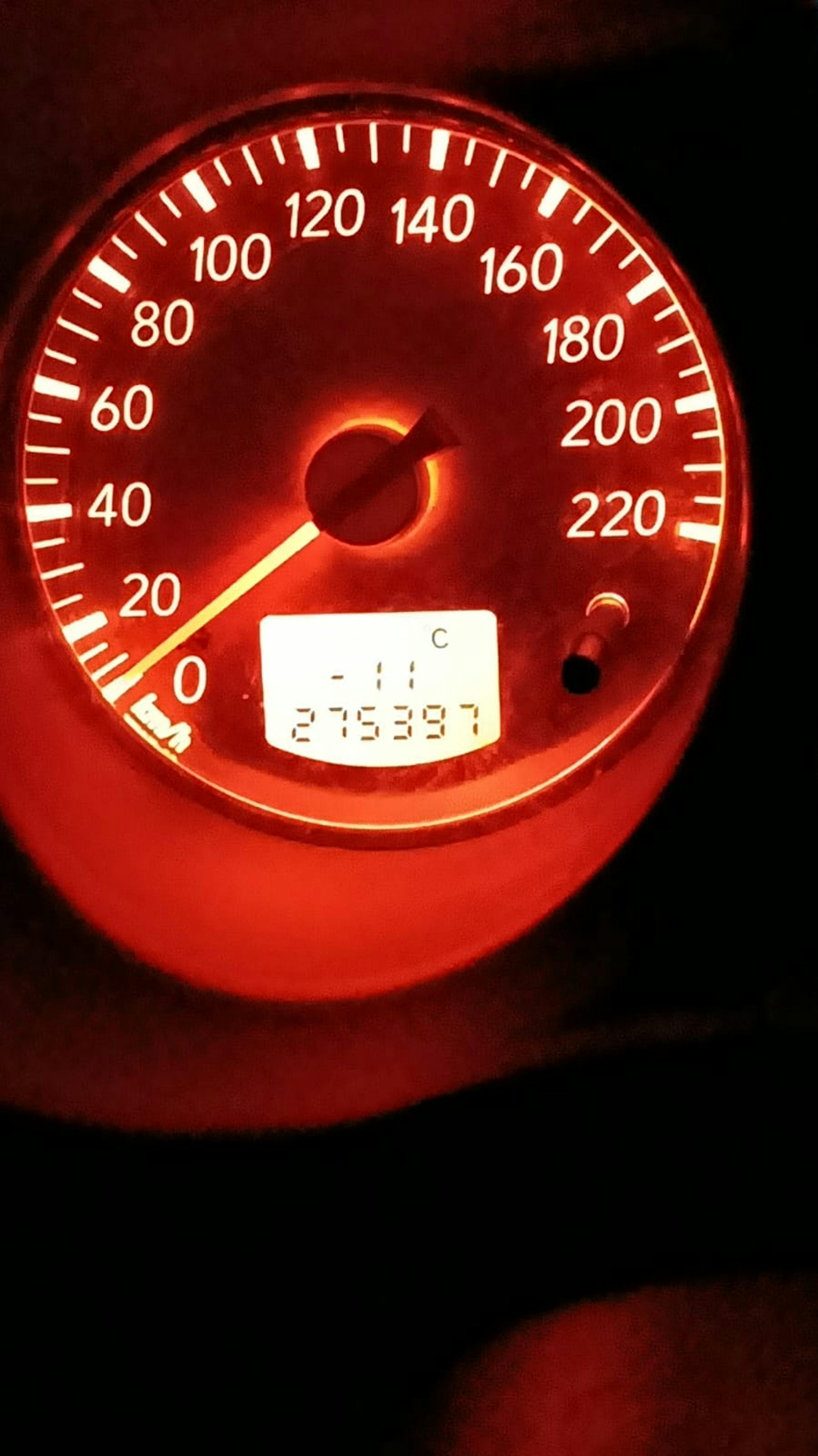 ein rotes auto-tacho zeigt 0 km/h, eine außentemperatur von -11°c und einen kilometerstand von 275397 km an.