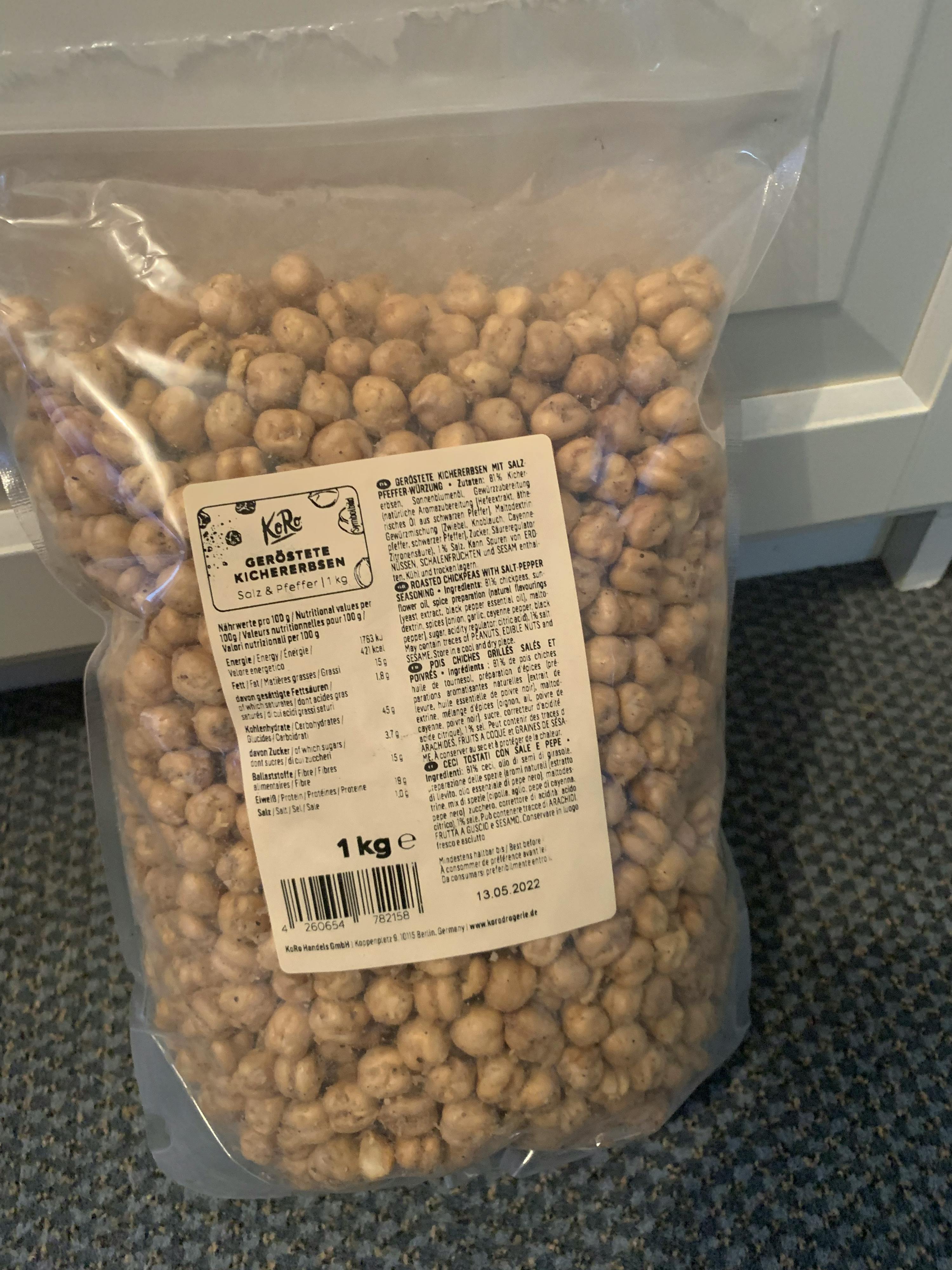 eine Plastiktüte mit Kichererbsen liegt auf einem Tisch