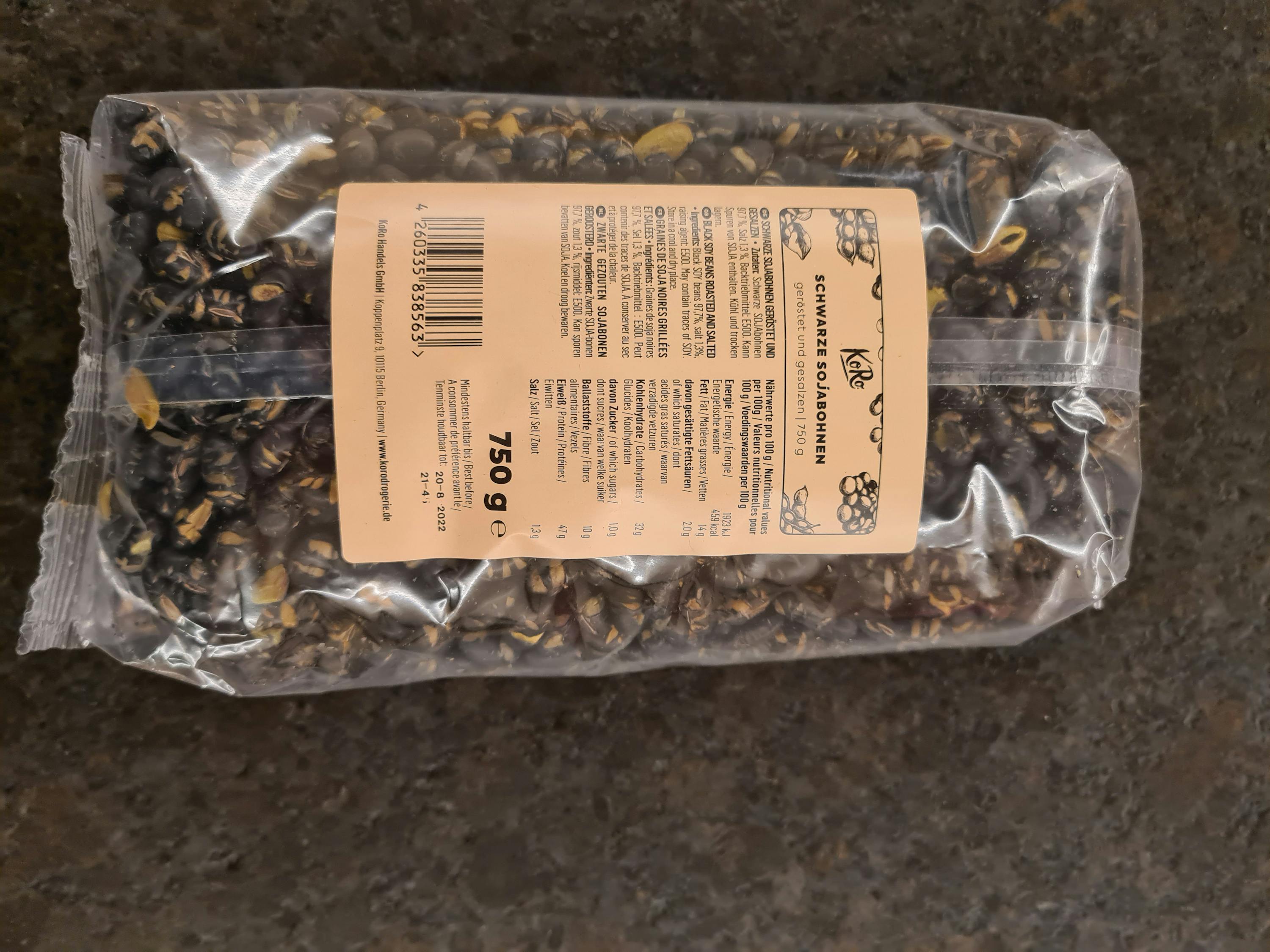 eine Packung schwarze Sojabohnen steht auf einem Tisch