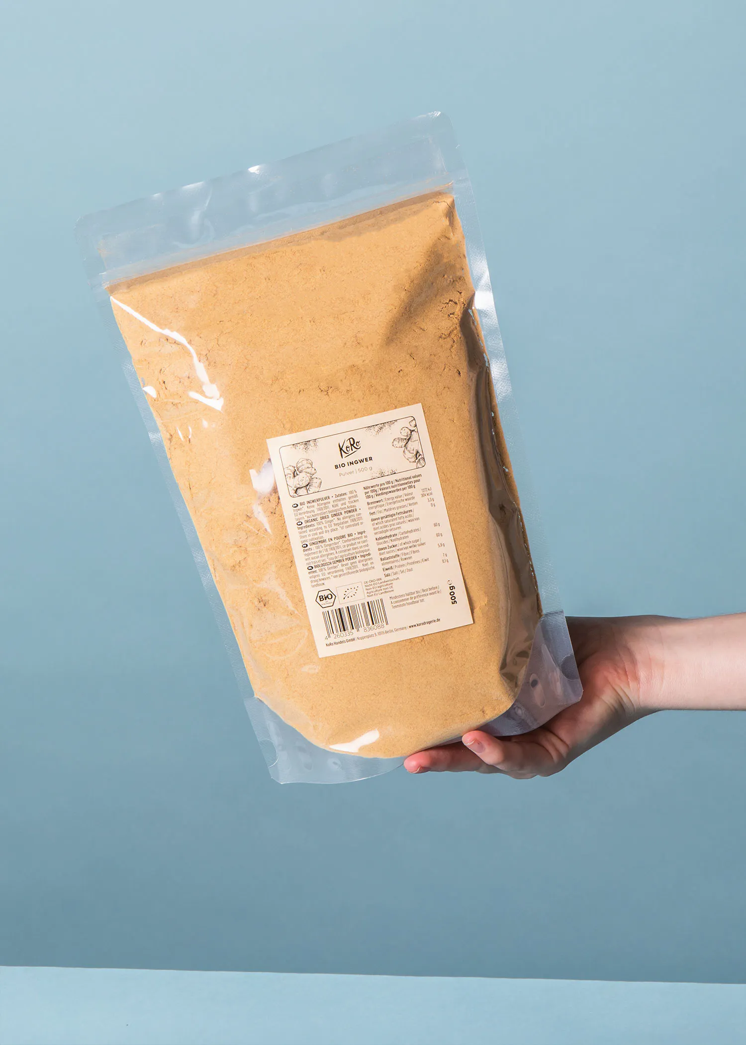 une personne tient un sac en plastique rempli d' un mélange de farine