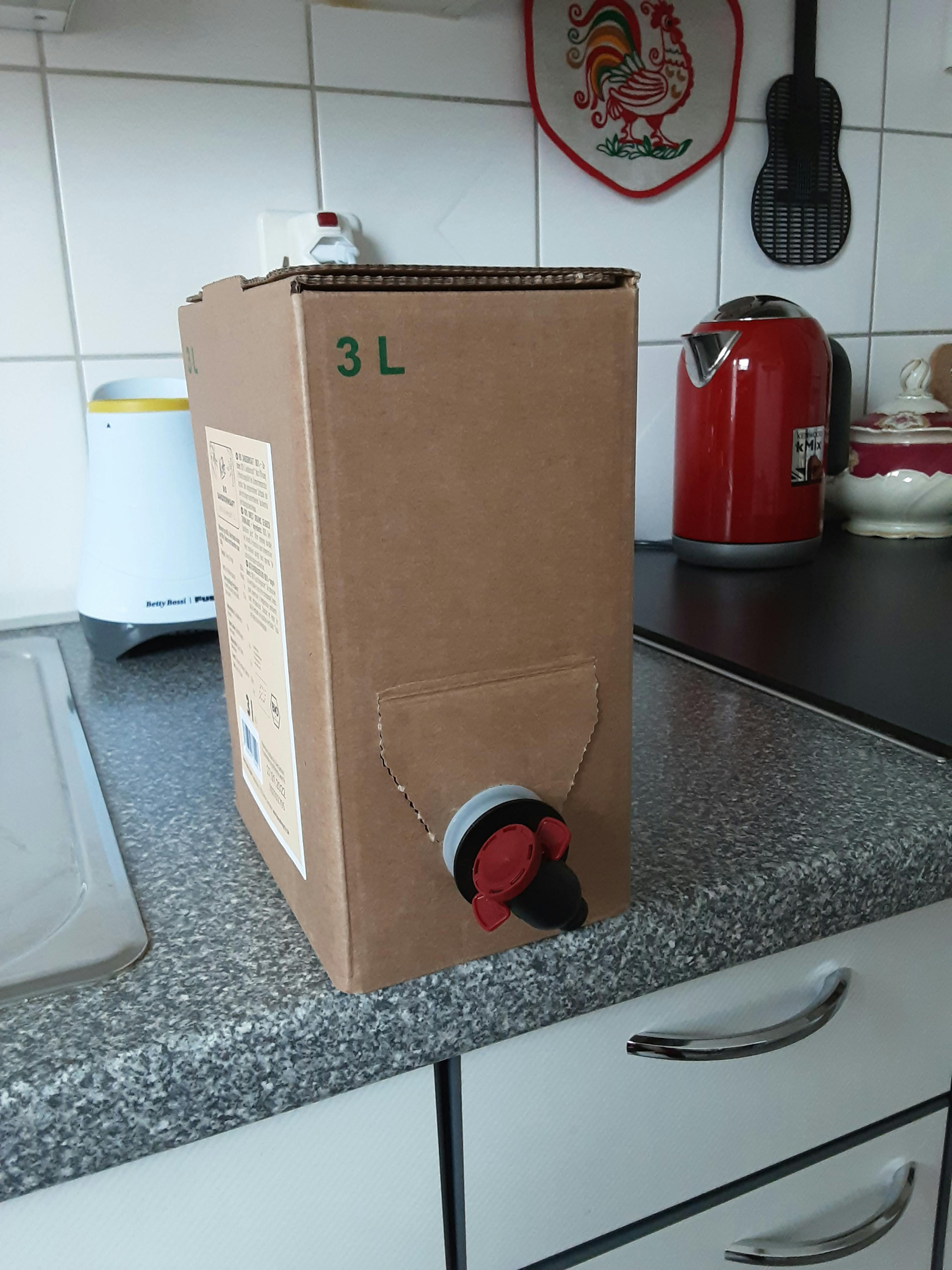 una scatola di cartone con l' etichetta 3l