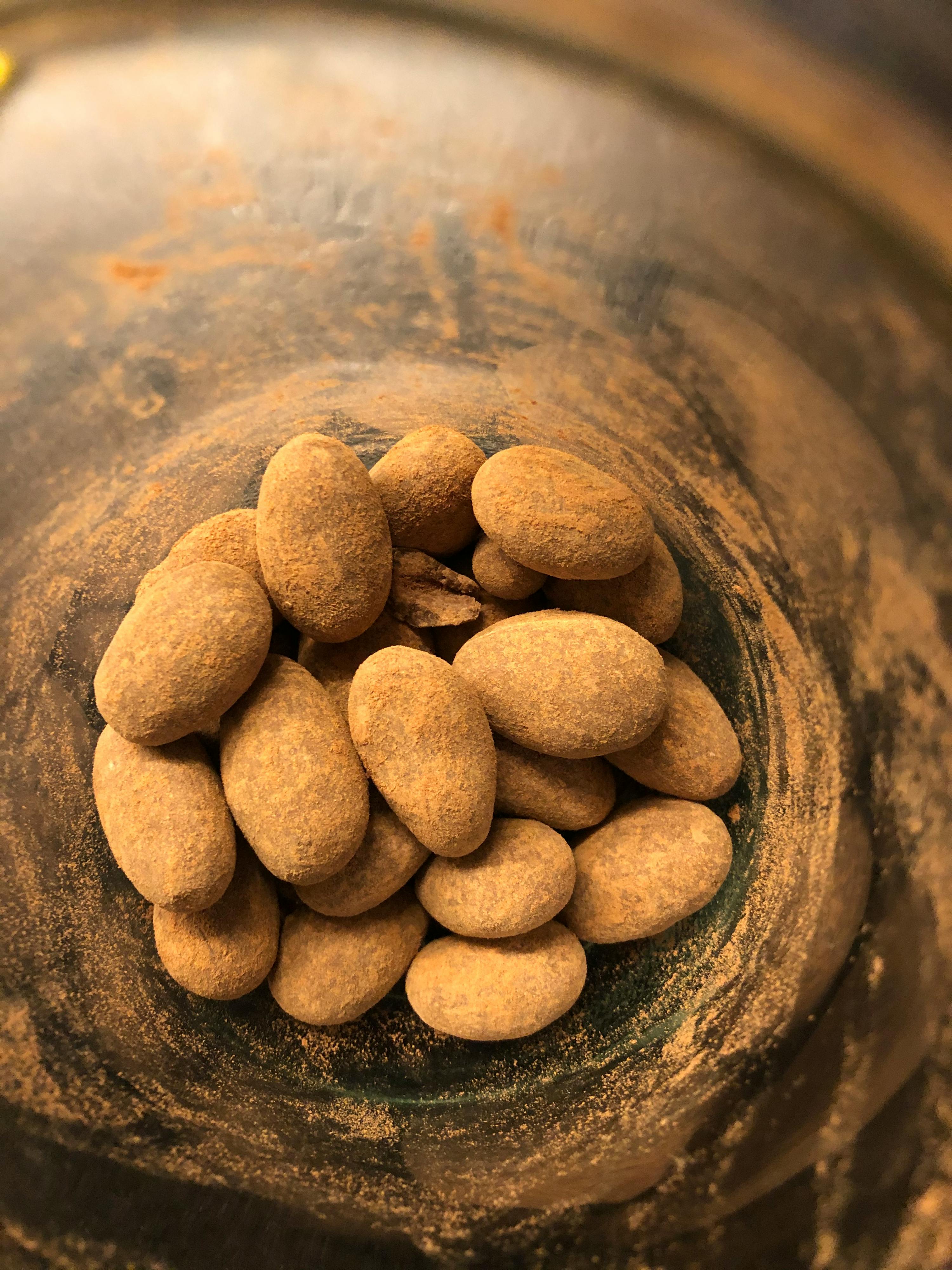 eine Nahaufnahme eines Haufens Erdnüsse