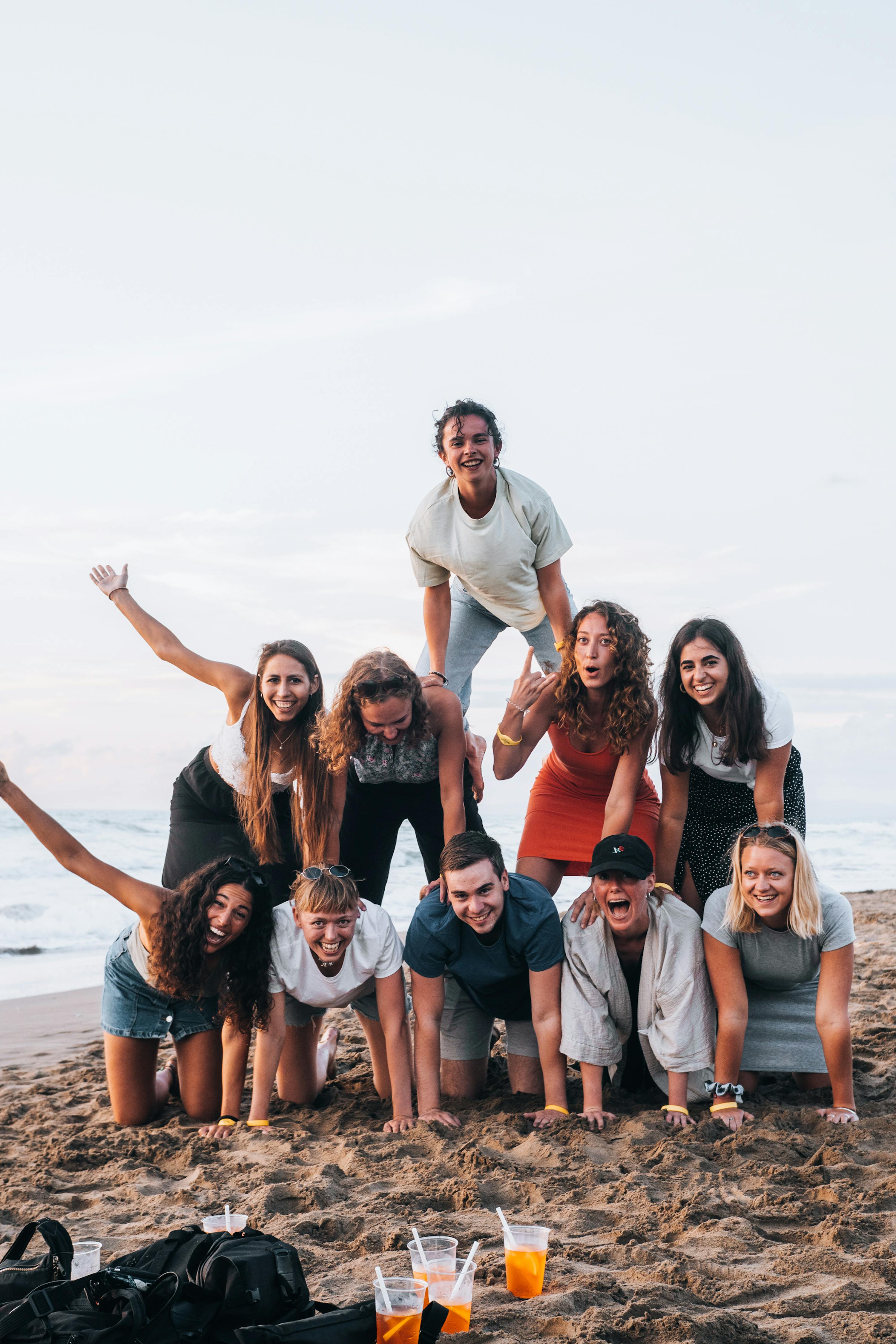 un gruppo di persone posa per una foto su una spiaggia