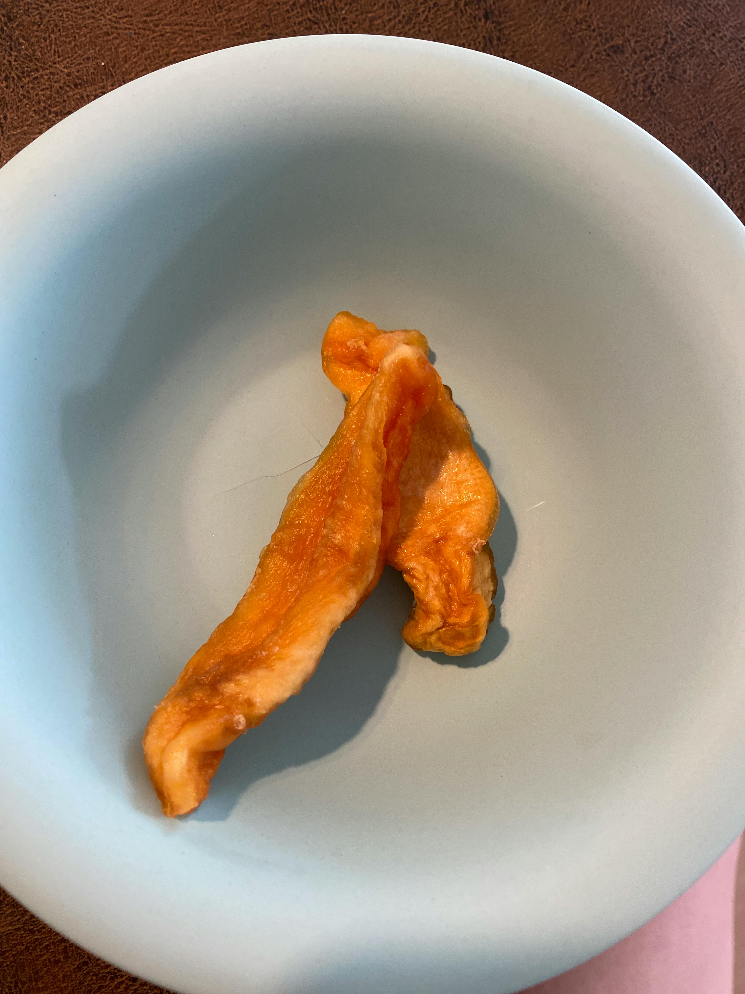 ein weißer Teller mit einem Stück Essen darauf