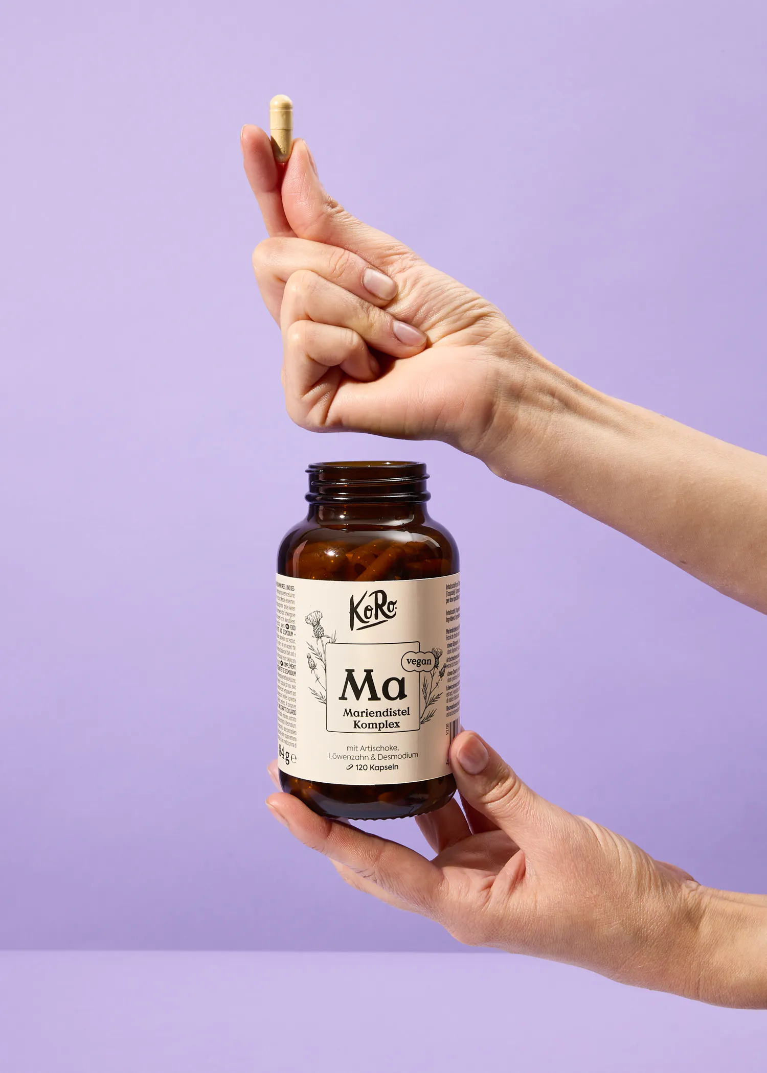 une personne tient une bouteille de magnésium avec une capsule à l' intérieur