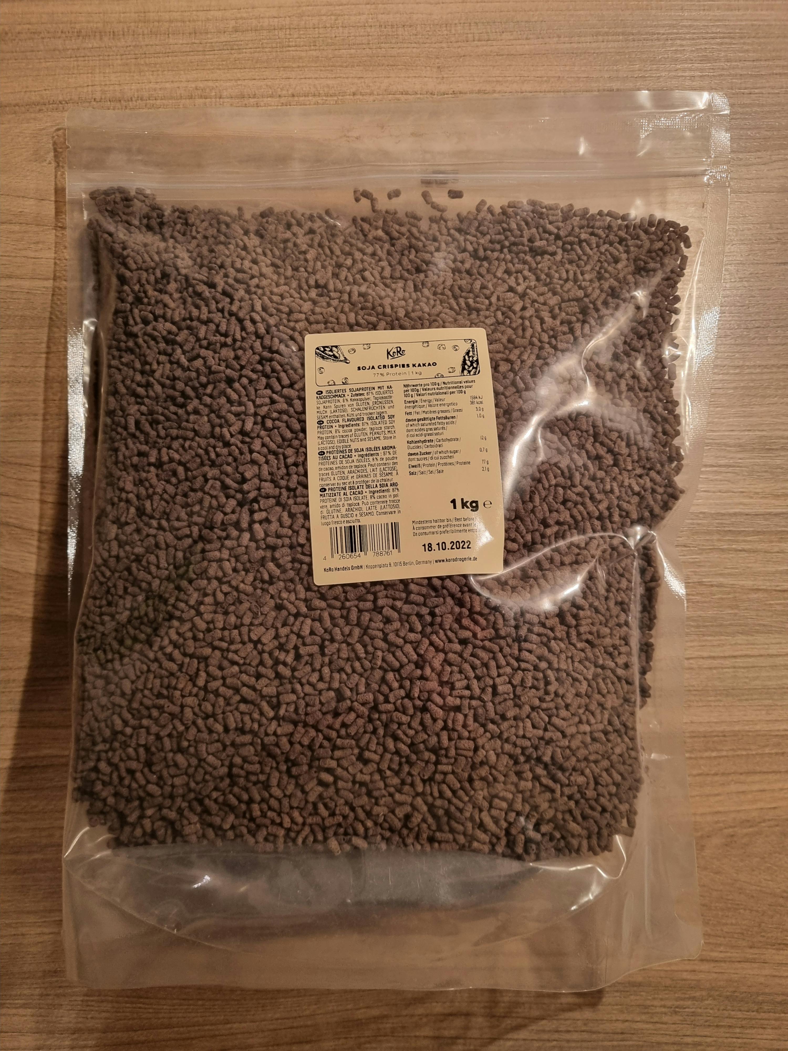 eine Plastiktüte mit braunen Bohnen steht auf einem Holztisch