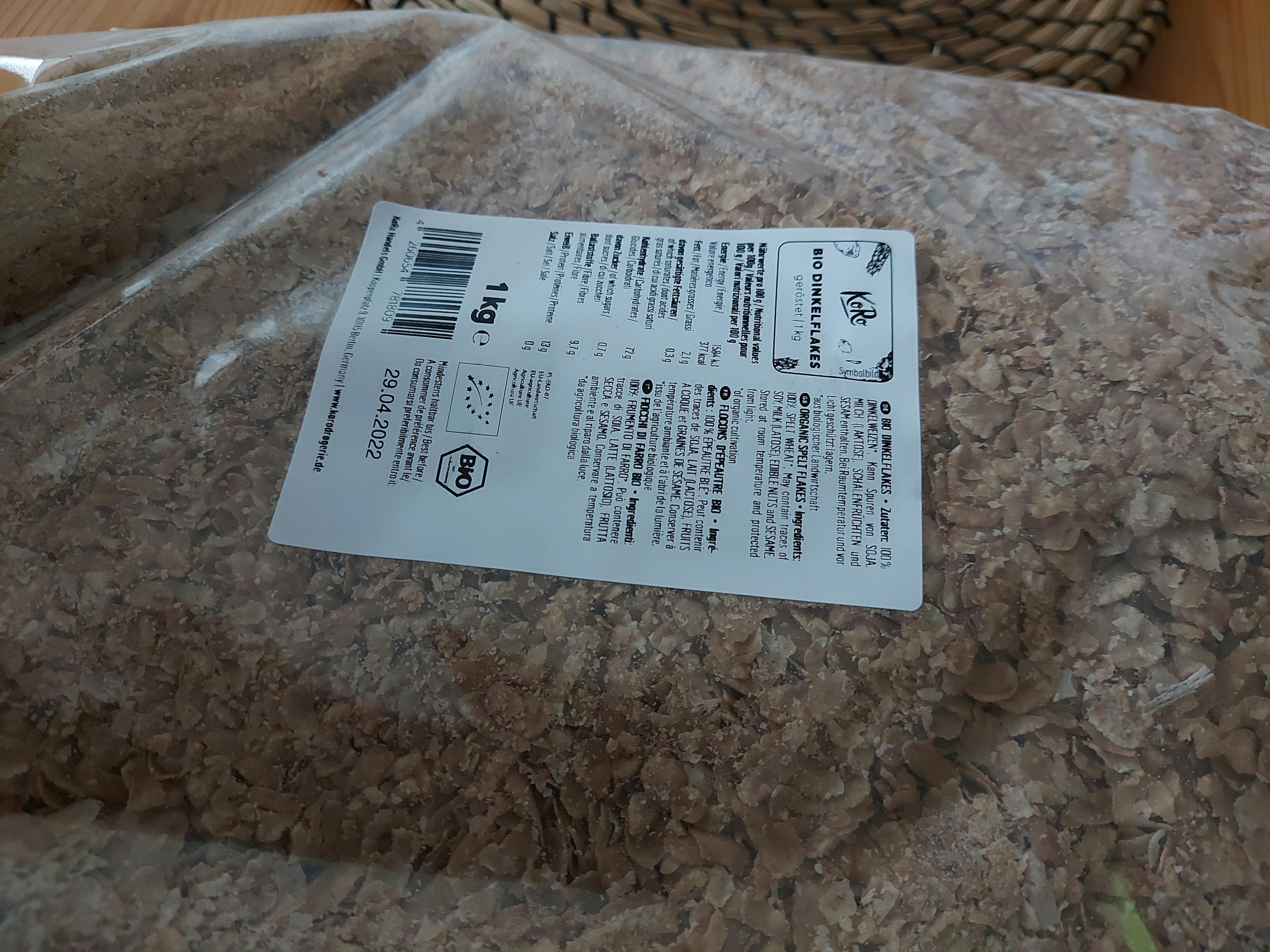 un sac de flocons d' avoine bio avec une étiquette blanche