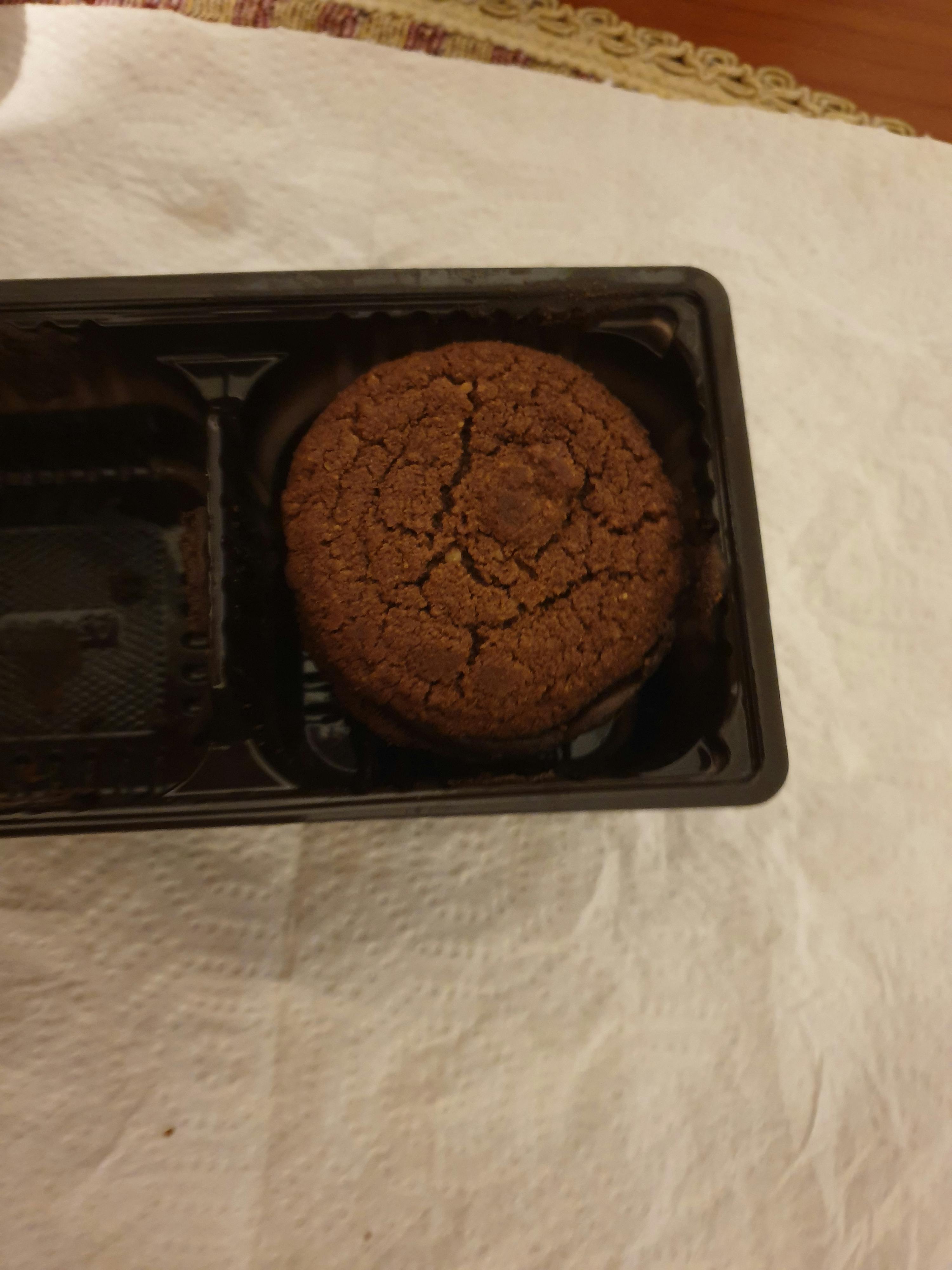 ein Schokoladenkeks in einem Plastikbehälter auf einem Tisch