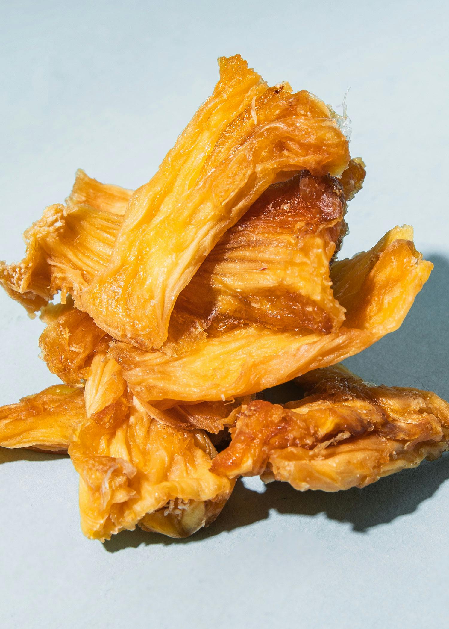 un mucchio di bastoncini di pollo secchi su un tavolo