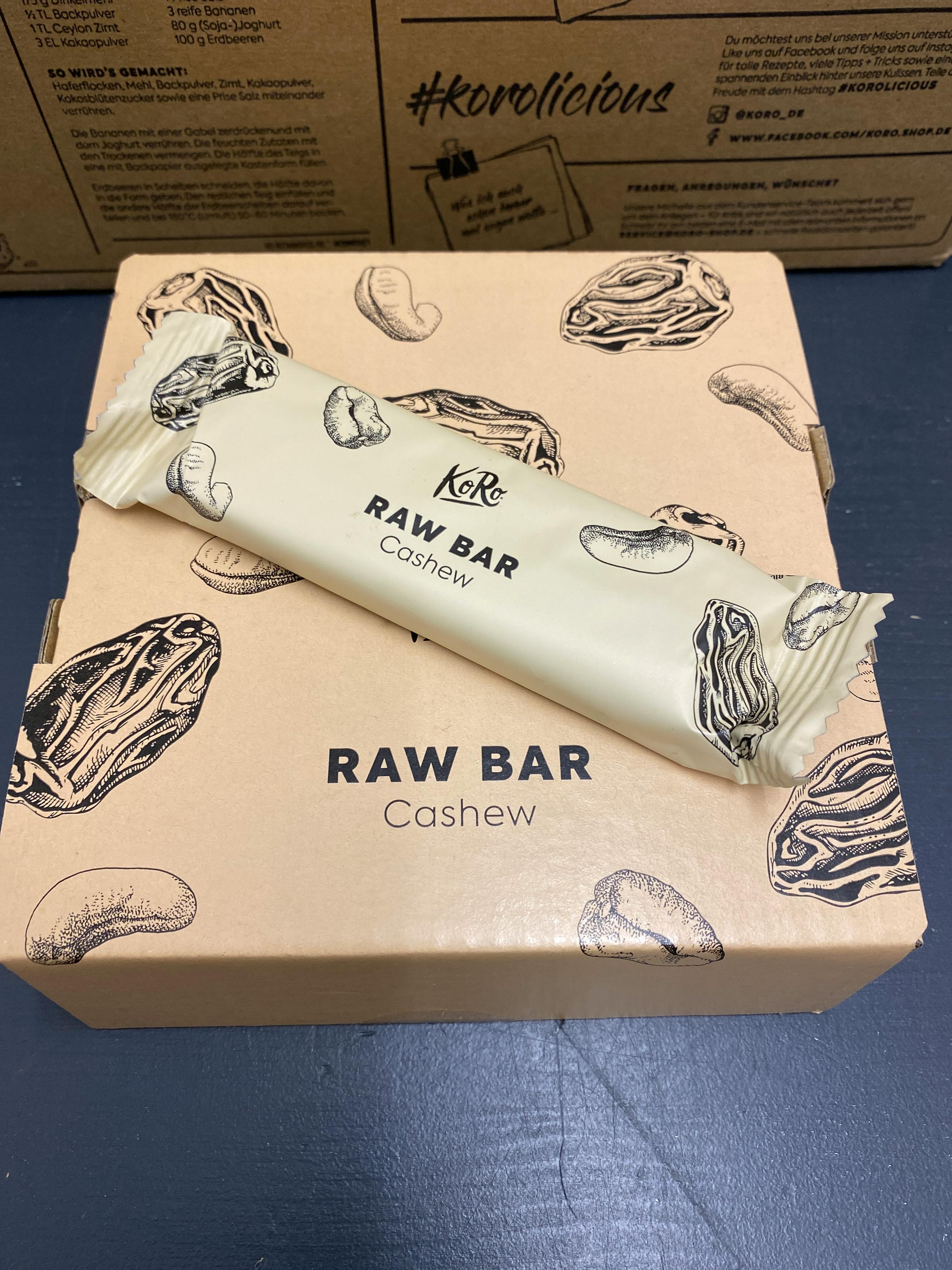 une barre de noix de cajou crue est posée sur une boîte