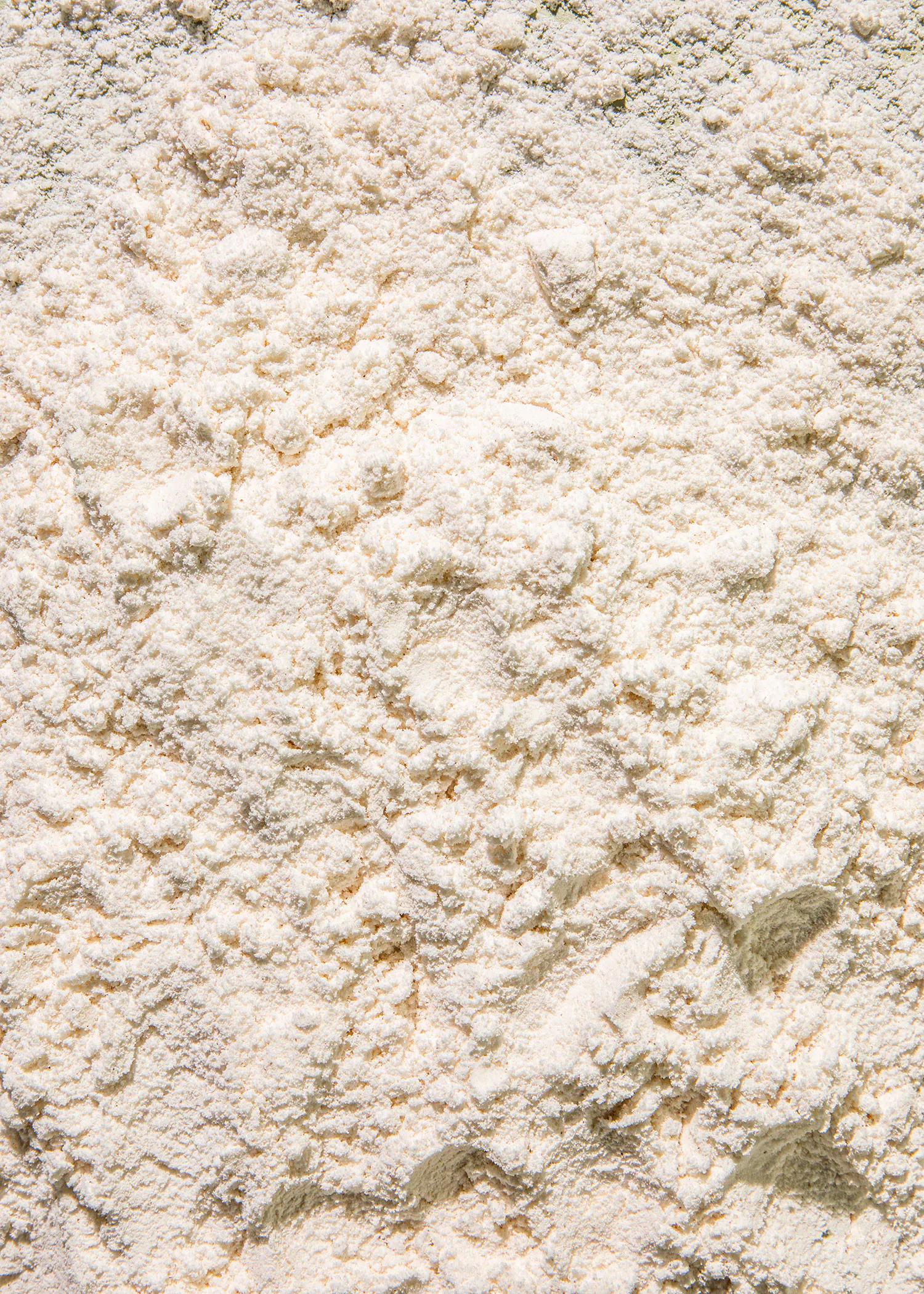 un gros plan d' un tas de poudre blanche