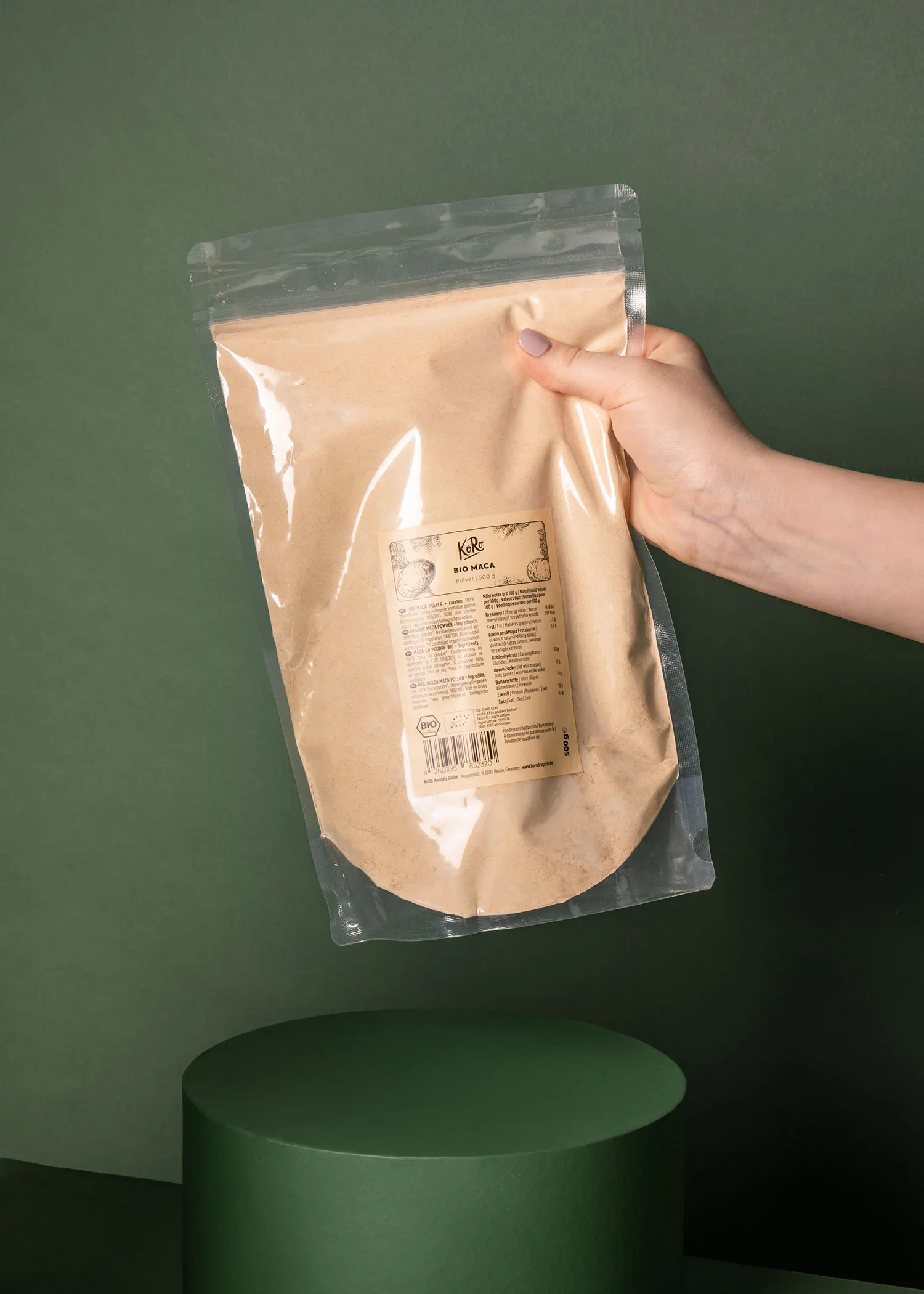 une personne tient un sac en plastique rempli de farine