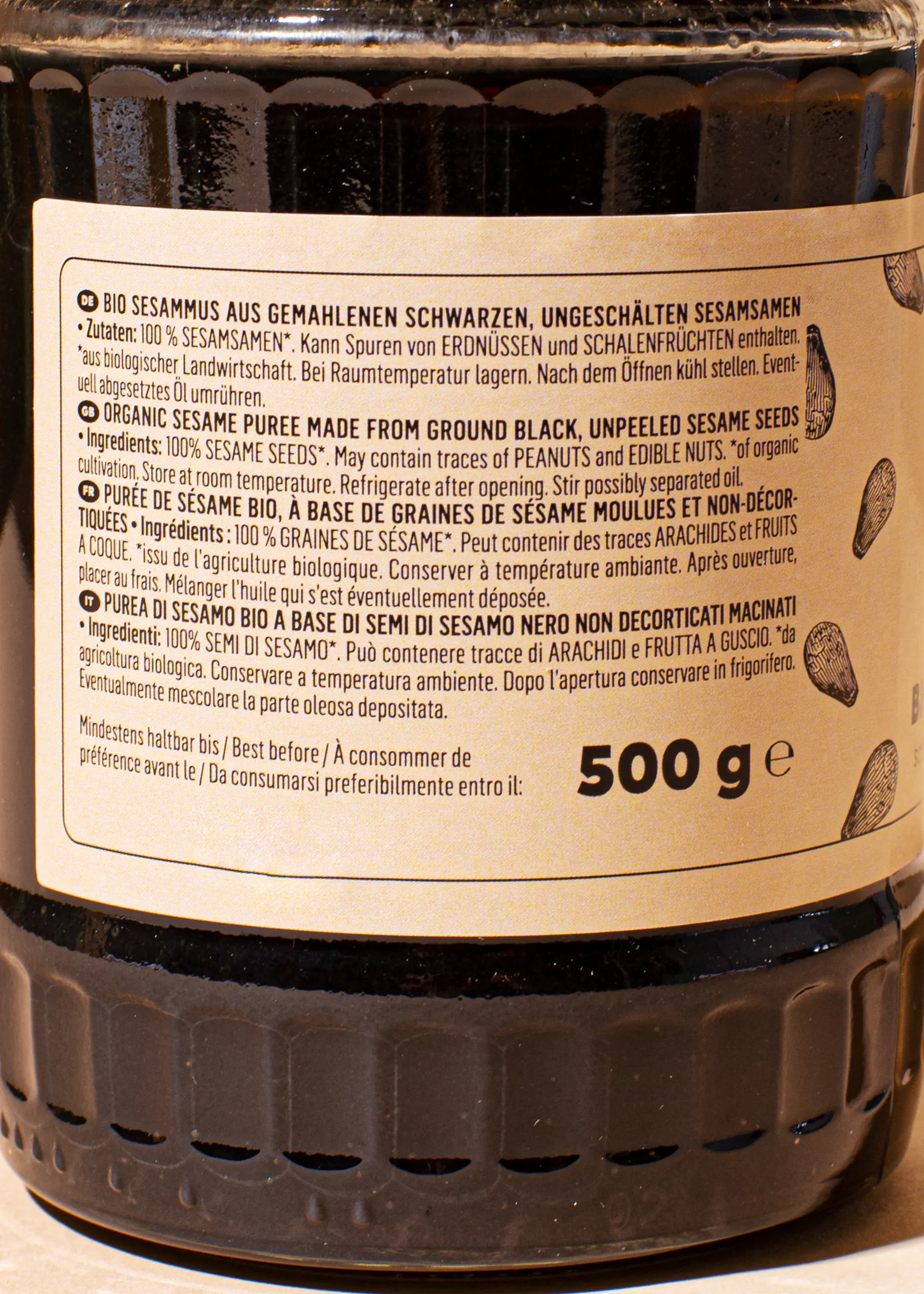 die Rückseite einer 500g-Flasche Sesammus aus gemahlenen schwarzen Erdnüssen
