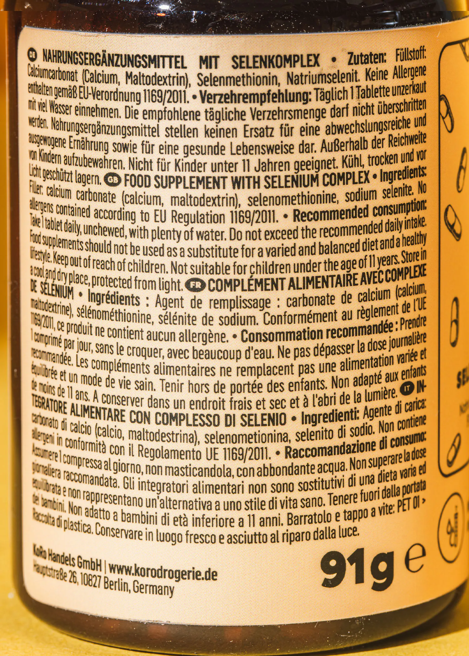 le dos d' une bouteille de complément alimentaire avec complexe de selenium