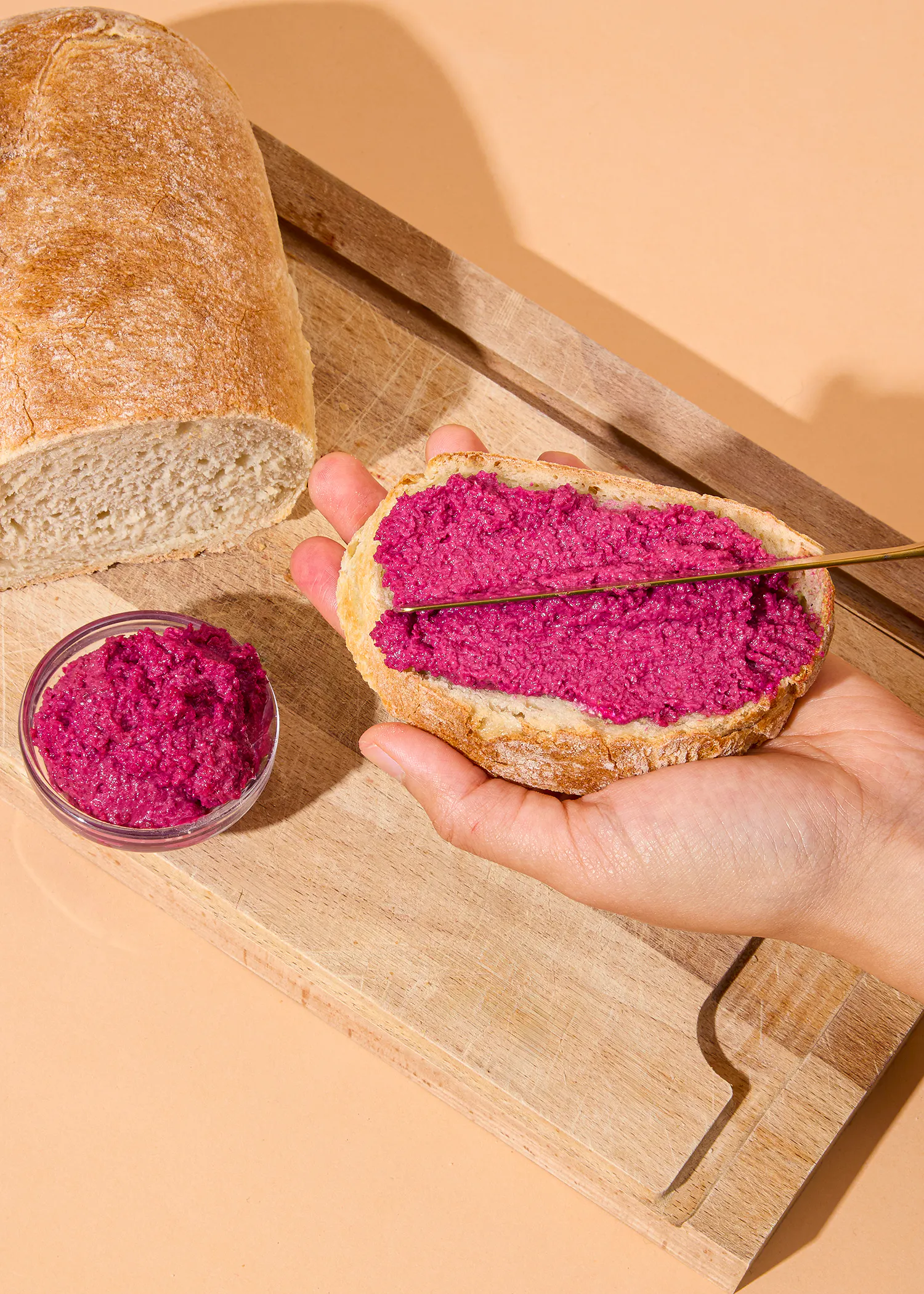 eine Person hält ein Stück Brot mit einem Messer darin