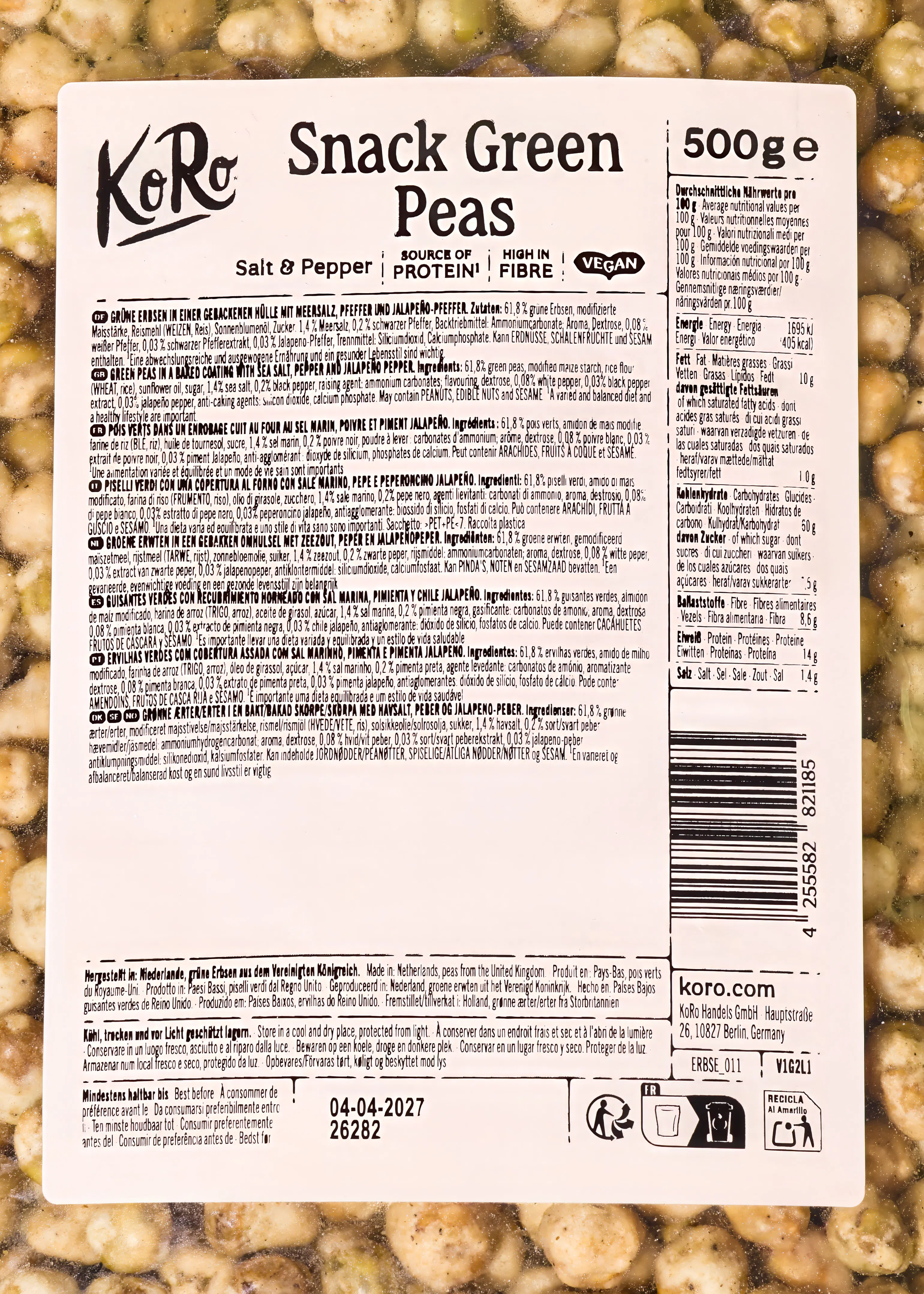 emballage de pois verts grillés koro au sel et au poivre avec la liste des ingrédients et les informations nutritionnelles affichées en plusieurs langues.