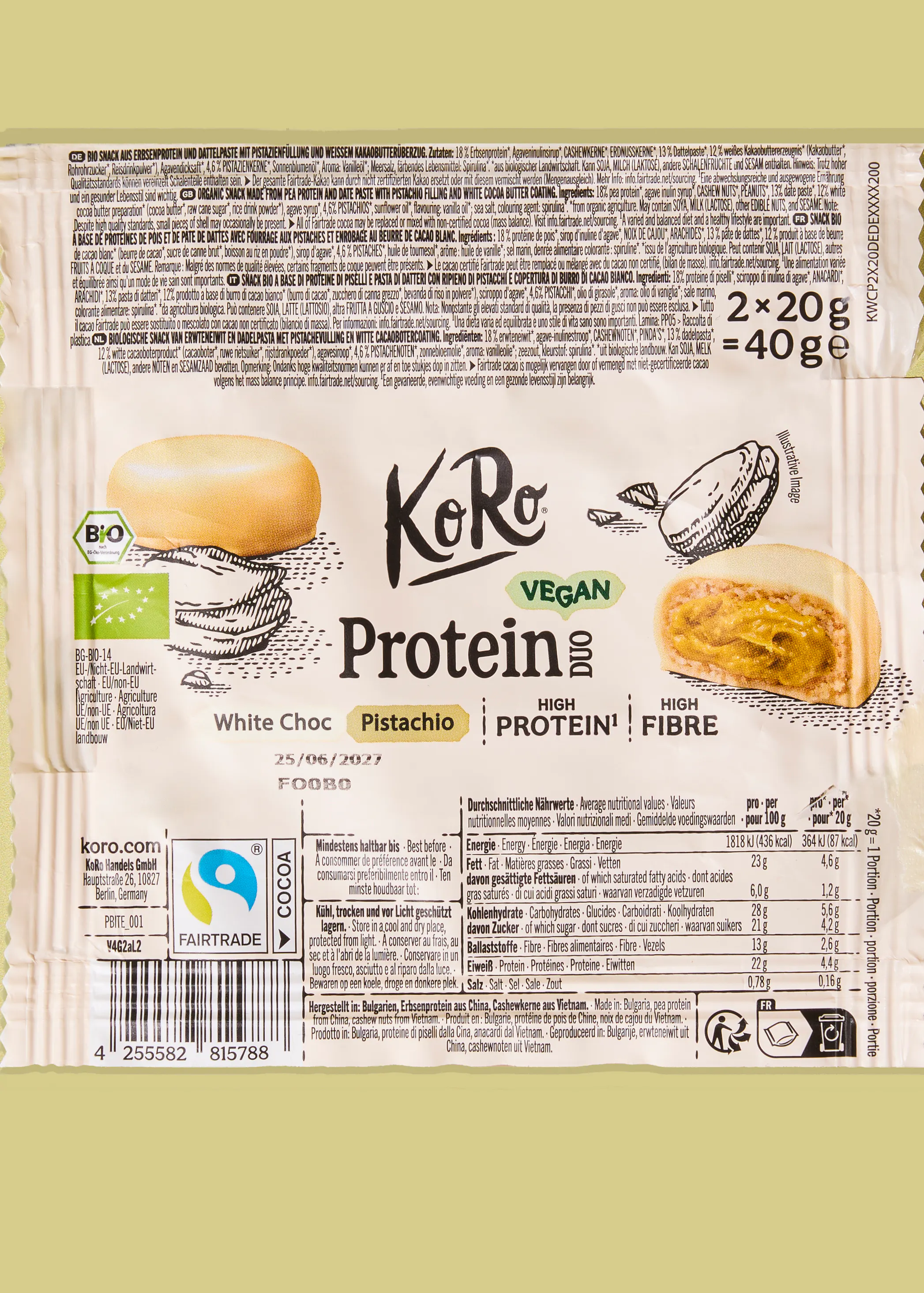 emballage du snack koro protein duo vegan saveur pistache chocolat blanc, présentant deux barres, l'une entière et l'autre coupée en deux pour révéler la garniture verte de pistache.