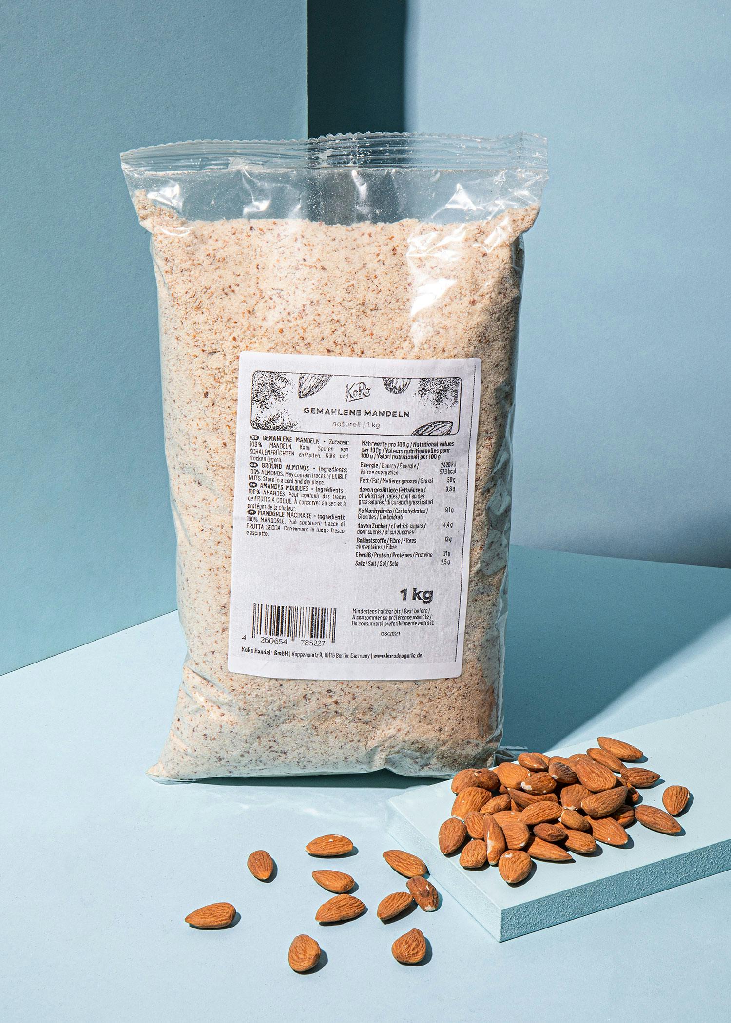 Gemahlene Mandeln 1 kg Gemahlene Mandeln in der Großpackung vor blauem Hintergrund