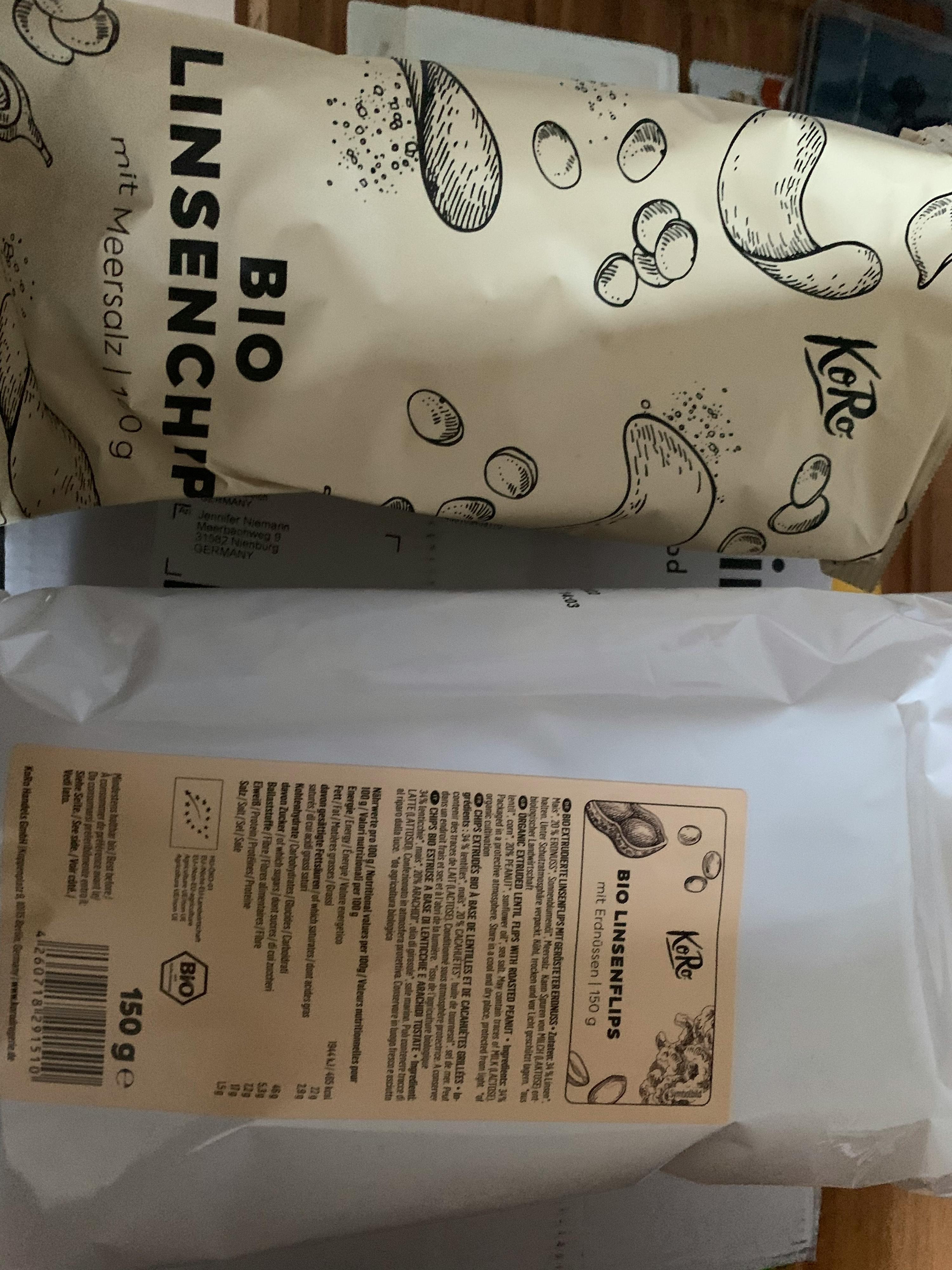 eine Tüte Linsenchips mit Meersalz steht neben einer Tüte Linsenflips