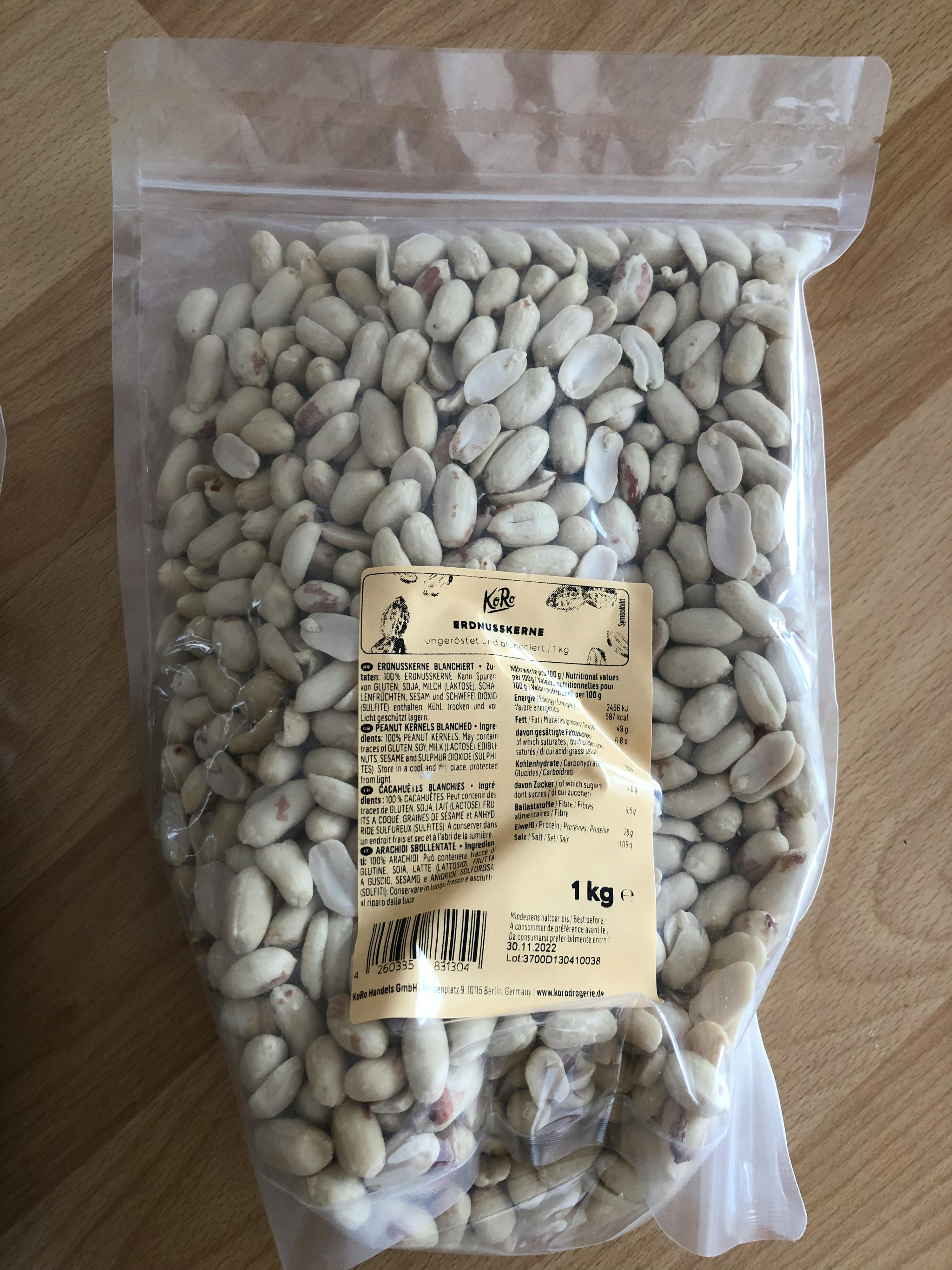 eine Tüte Erdnüsse steht auf einem Tisch