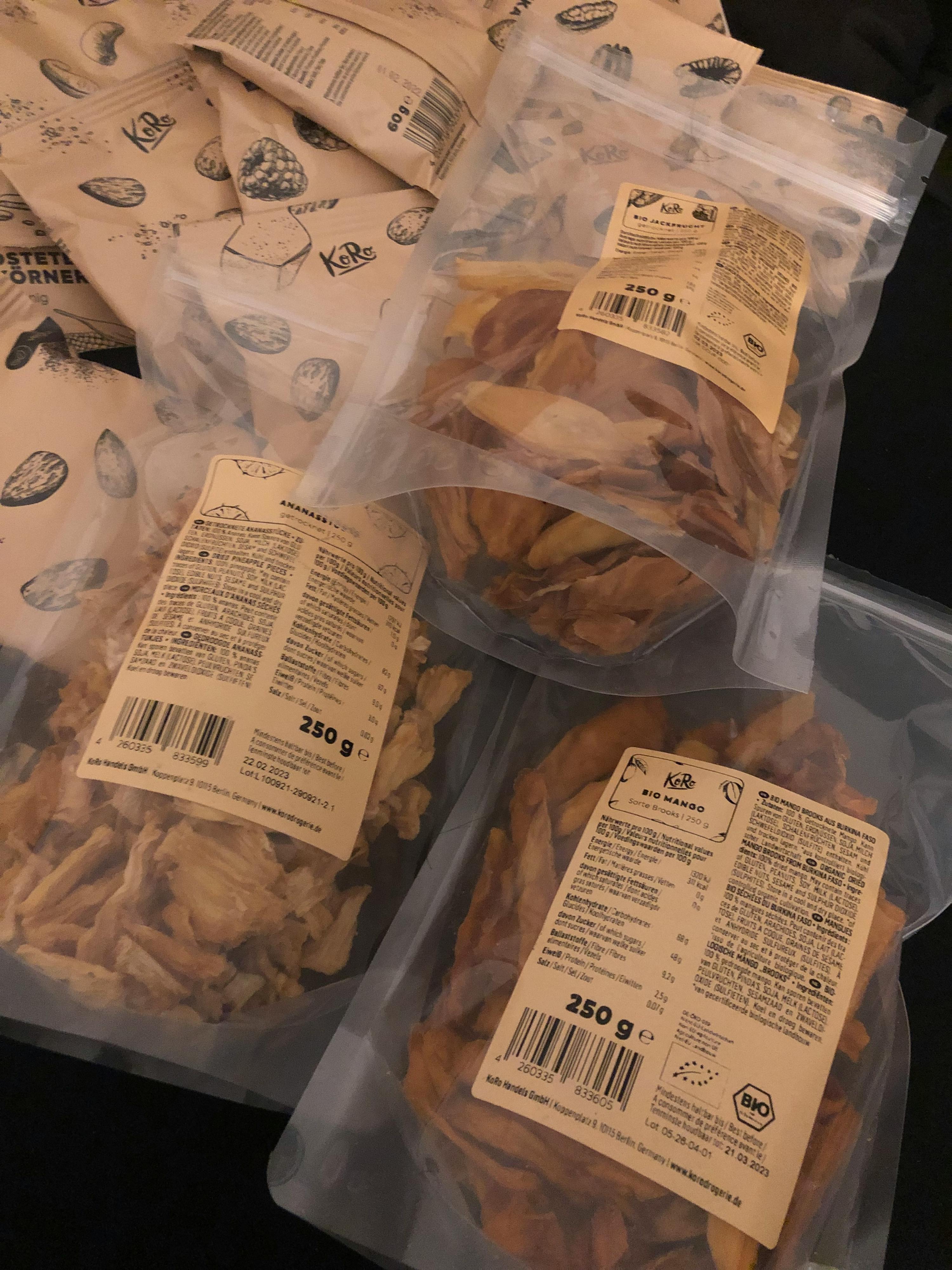 eine Reihe von Plastiktüten mit einem Etikett , das 250 g sagt