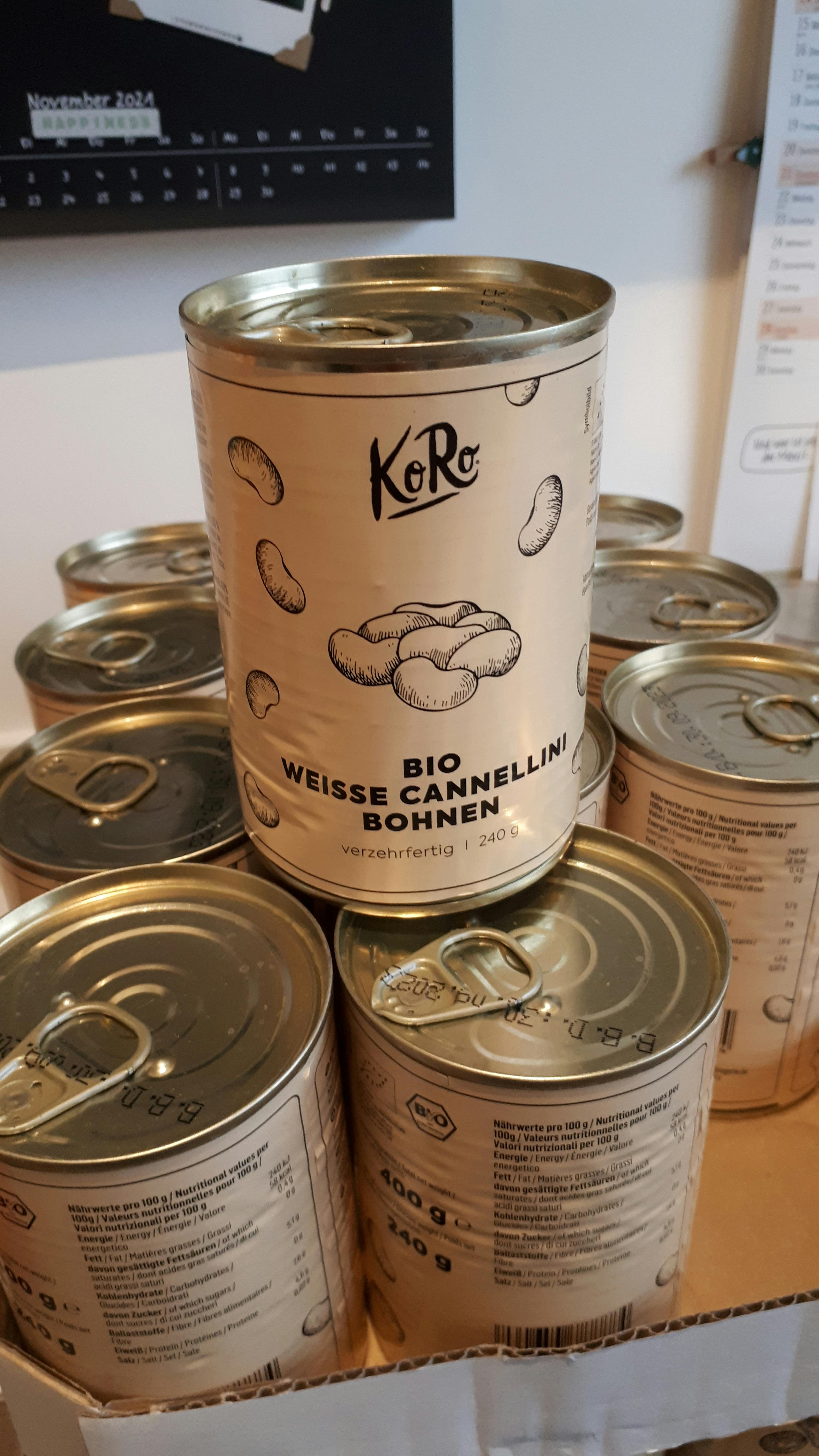 una scatola piena di lattine di fagioli bianchi