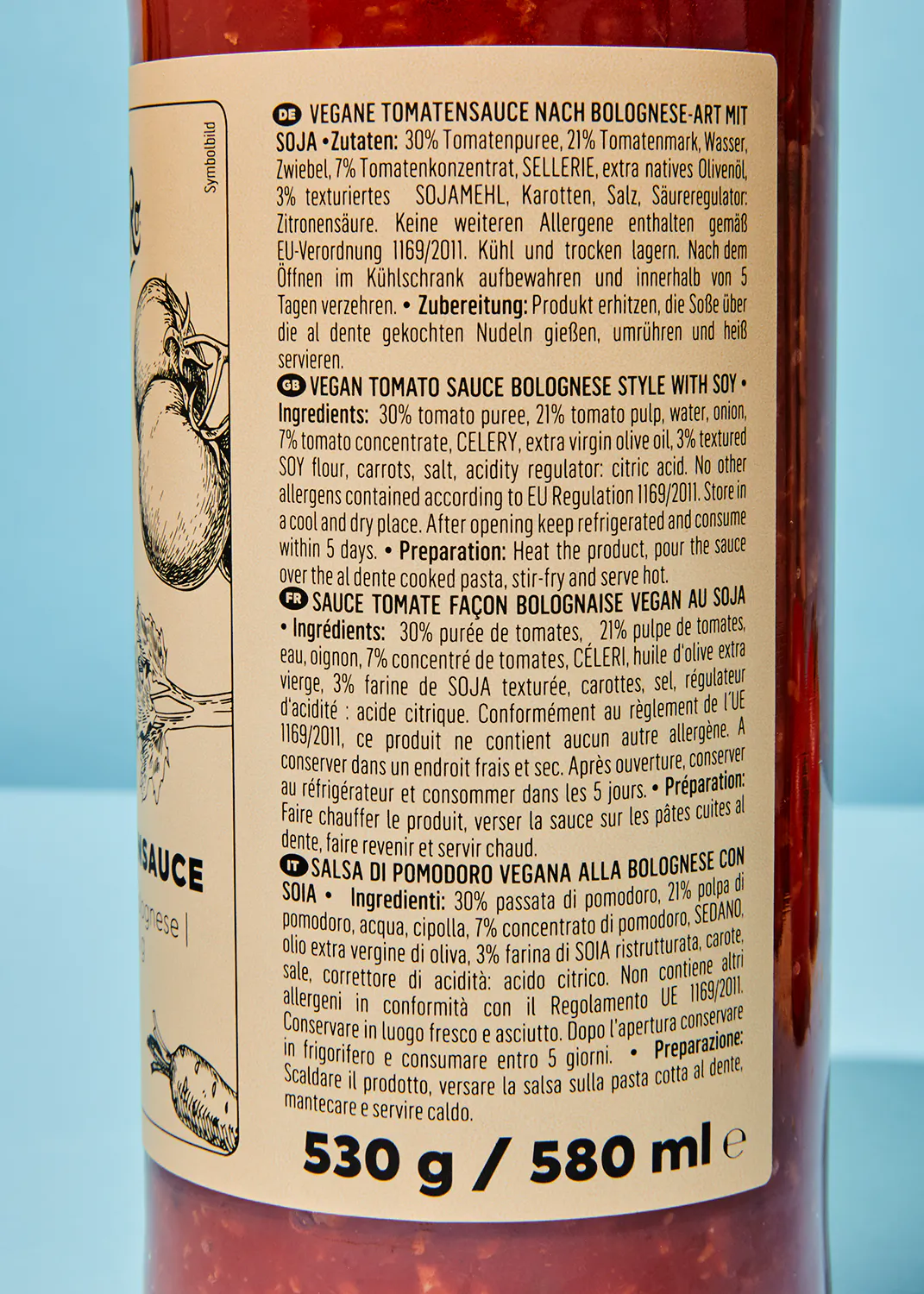 die Rückseite einer Flasche veganer Tomatensauce nach bolognese-Art mit Soja