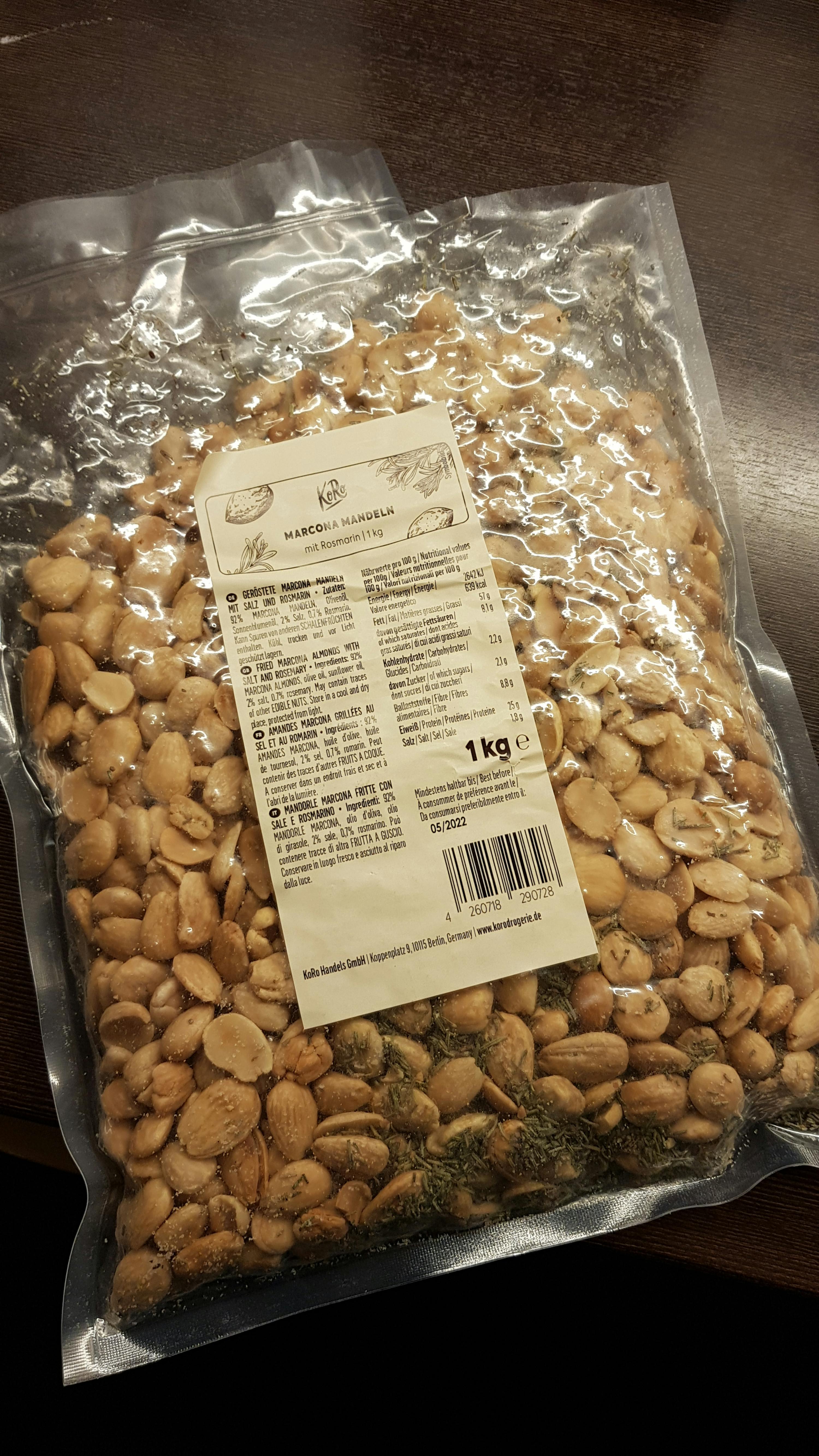 un sac de cacahuètes avec une étiquette de 1kg