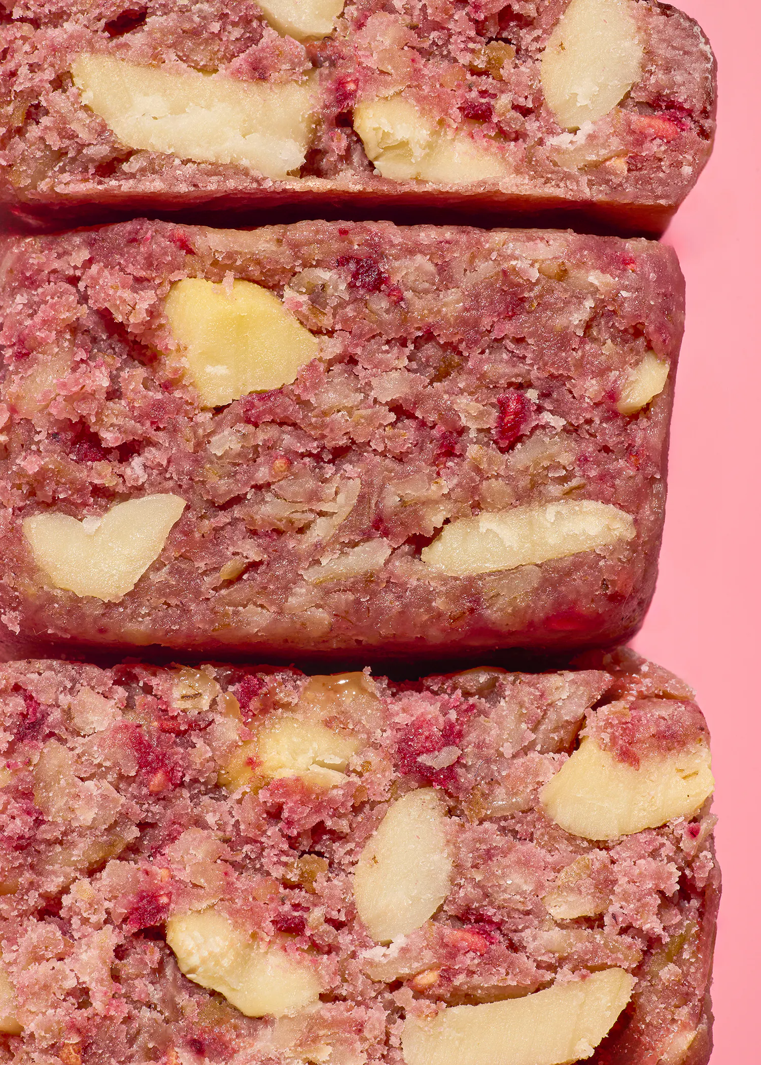 un gros plan d' un morceau de nourriture sur fond rose