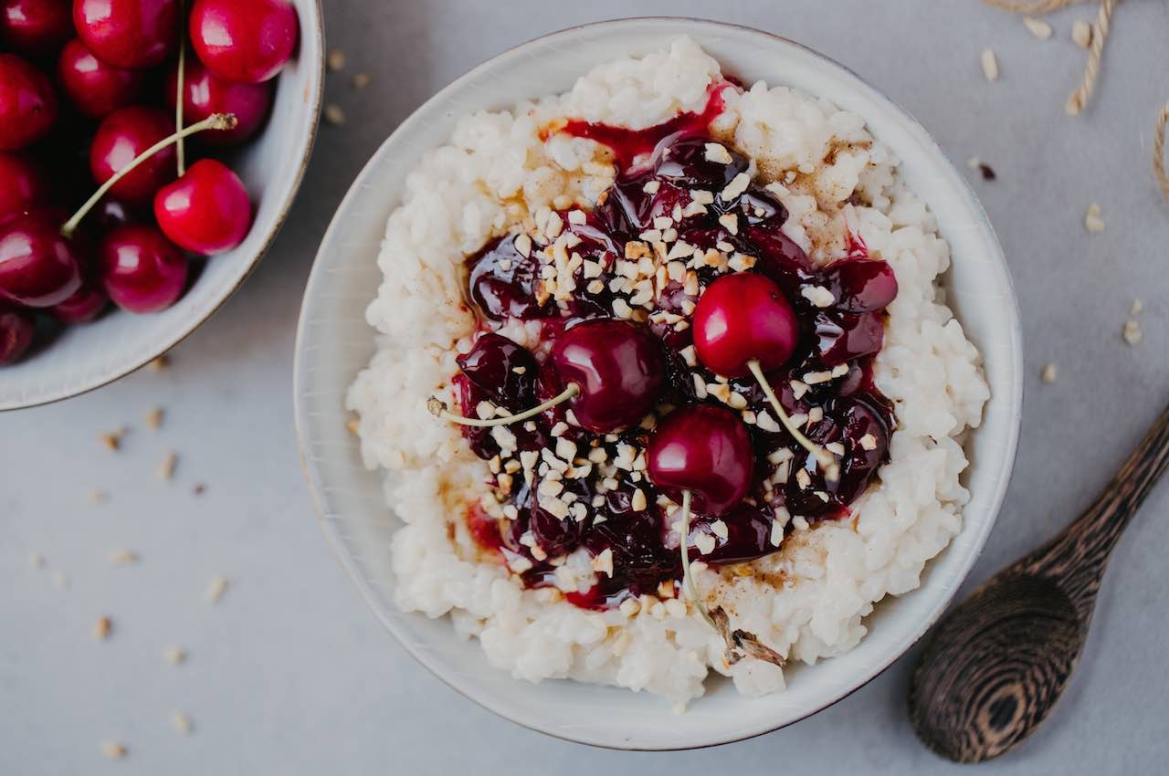 Haselnuss-Milchreis mit Kirschen | KoRo Austria