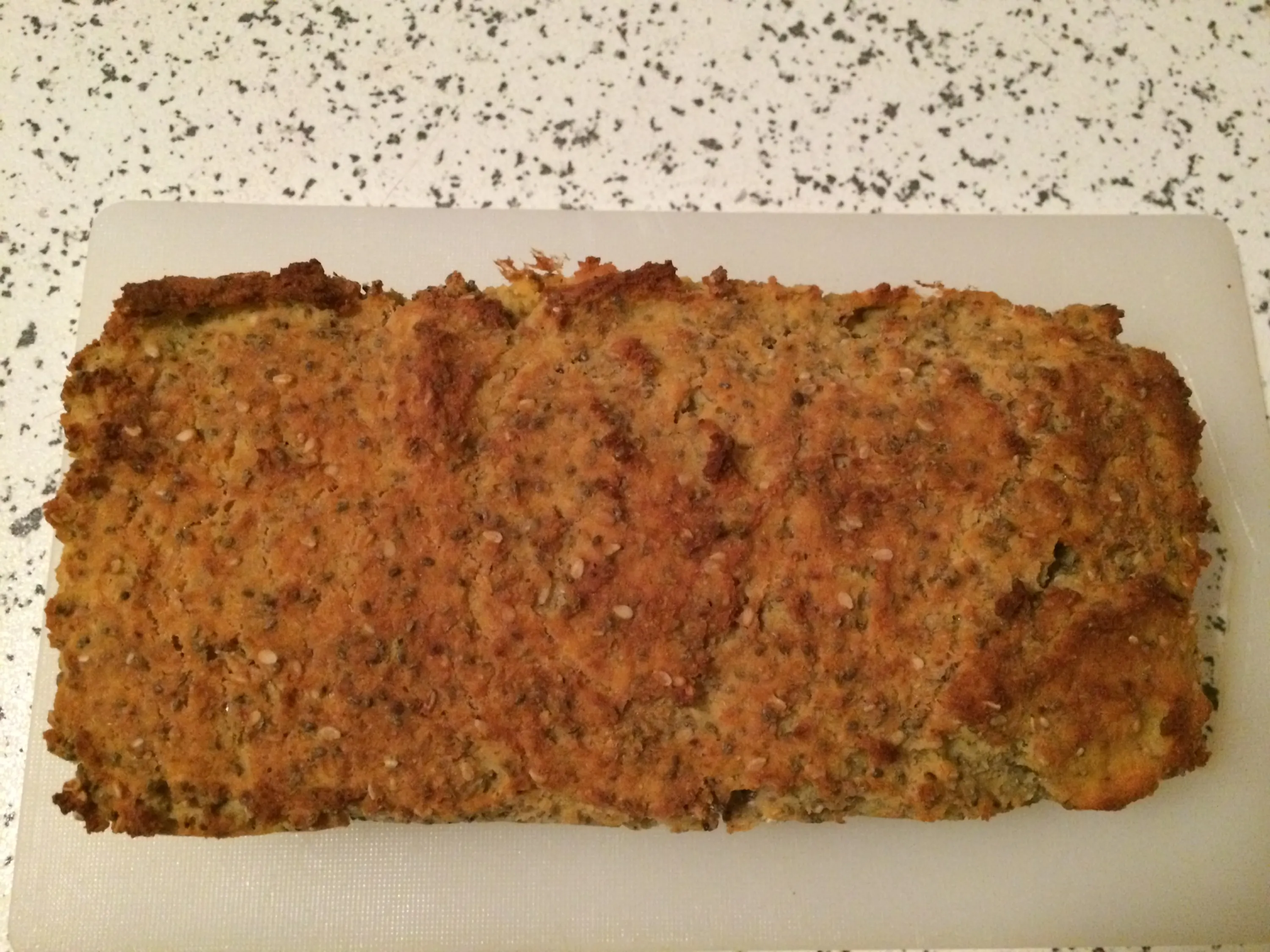 ein Stück Brot sitzt auf einem Schneidebrett