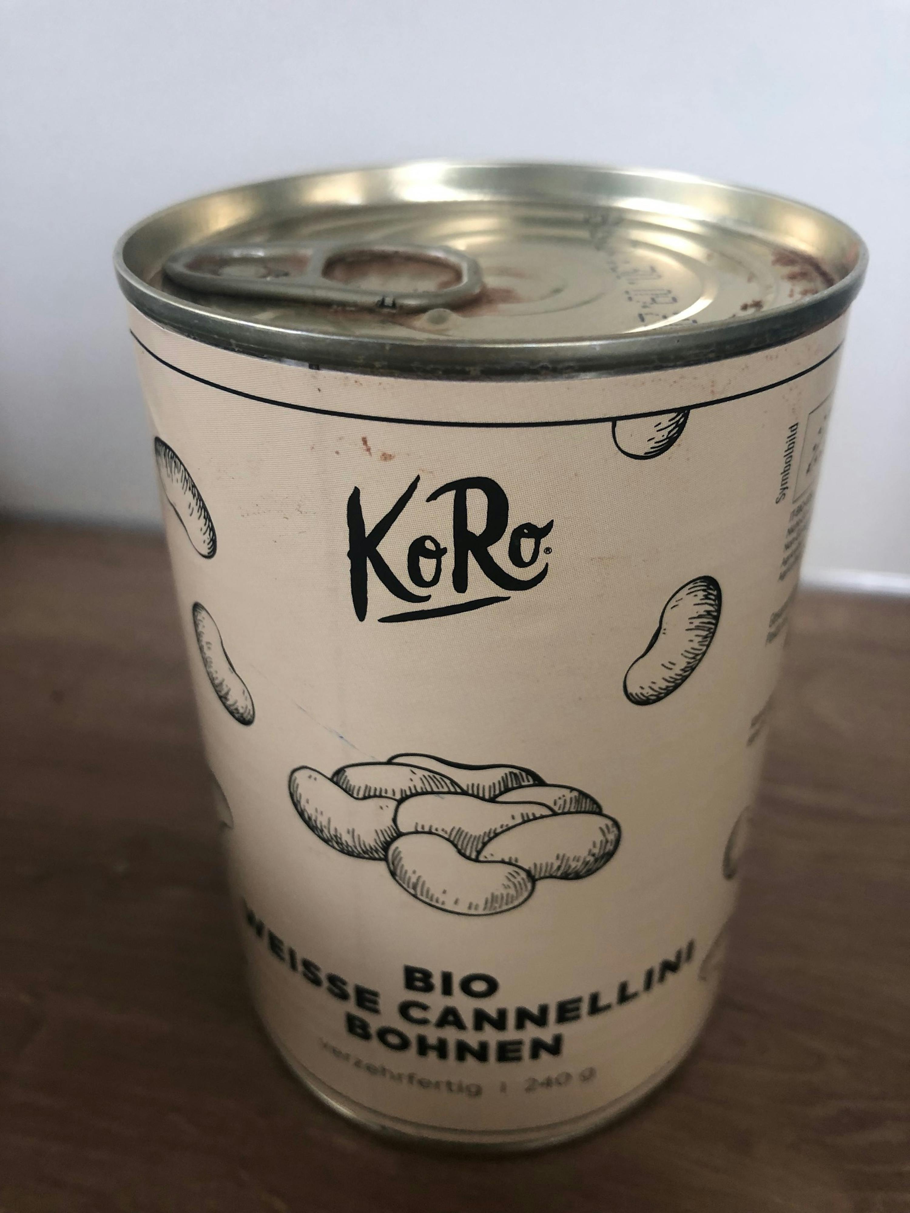 una lattina di cannellini è seduta su un tavolo di legno