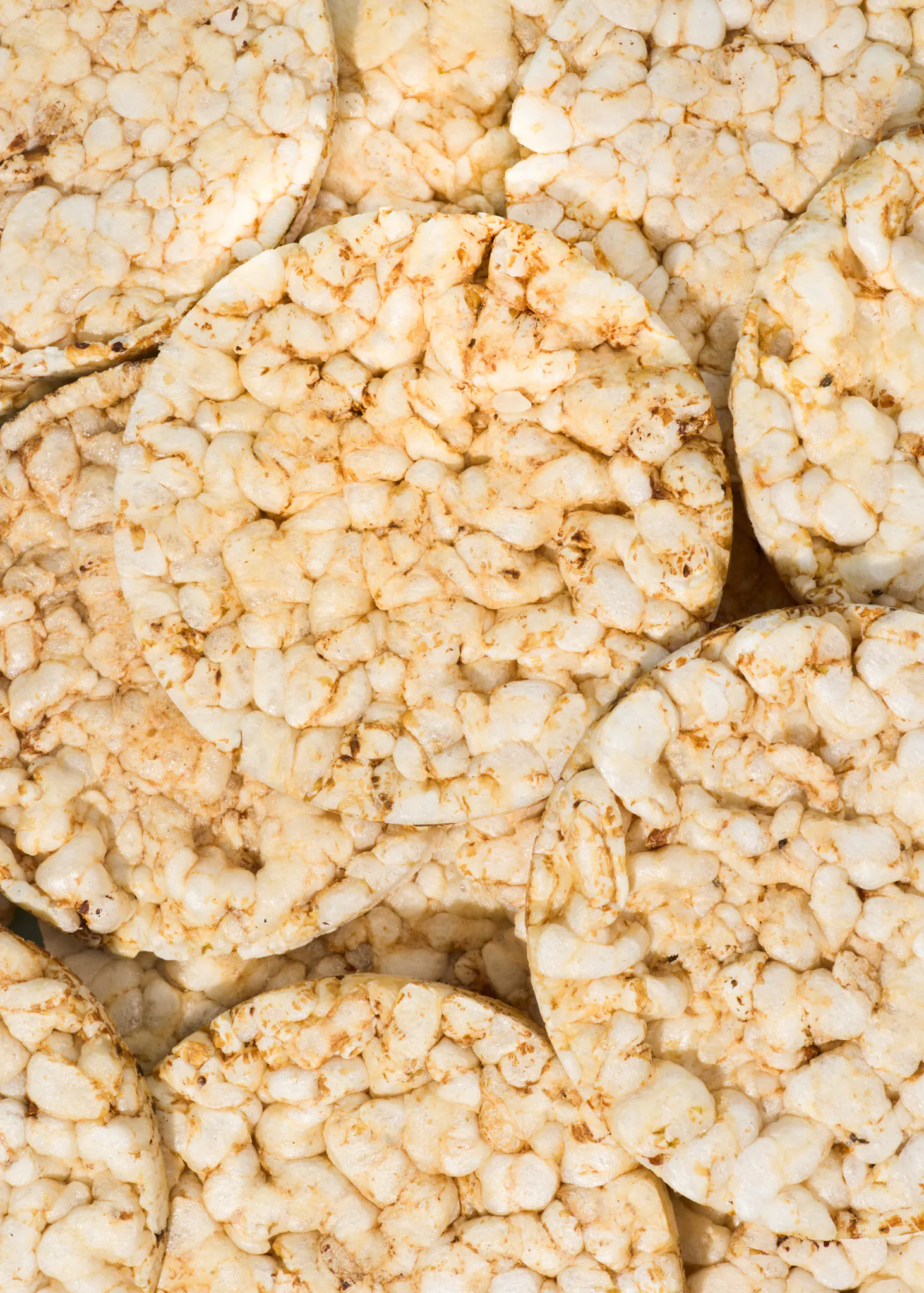 un gros plan d' une pile de biscuits de riz
