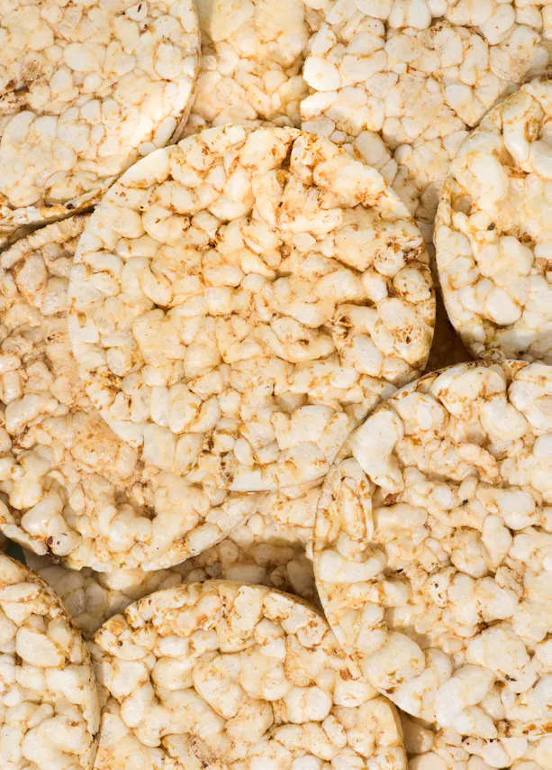 un gros plan d' une pile de biscuits de riz