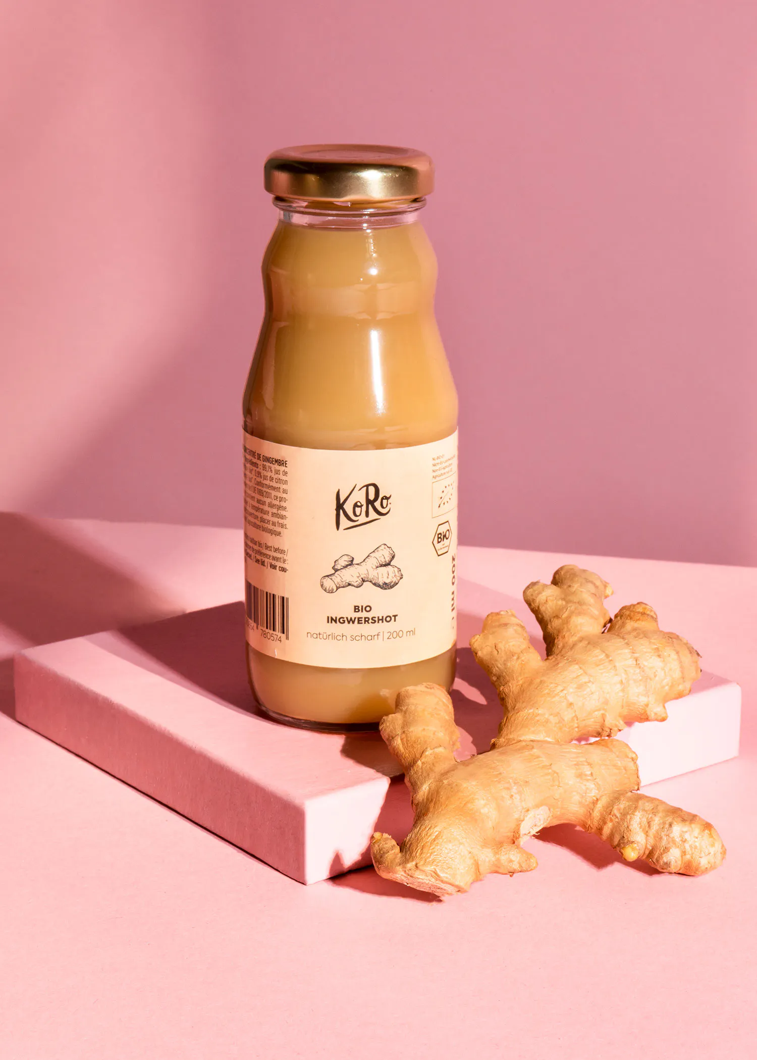une bouteille de kéro bio gingembre shot avec des racines de gingembre