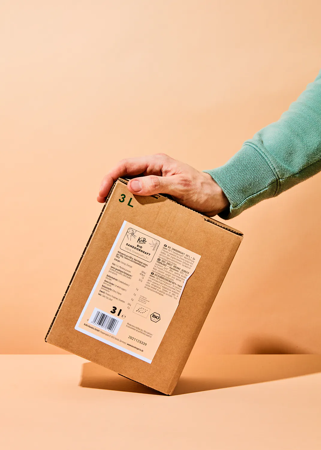 une personne tient une boîte en carton avec l' étiquette 3l