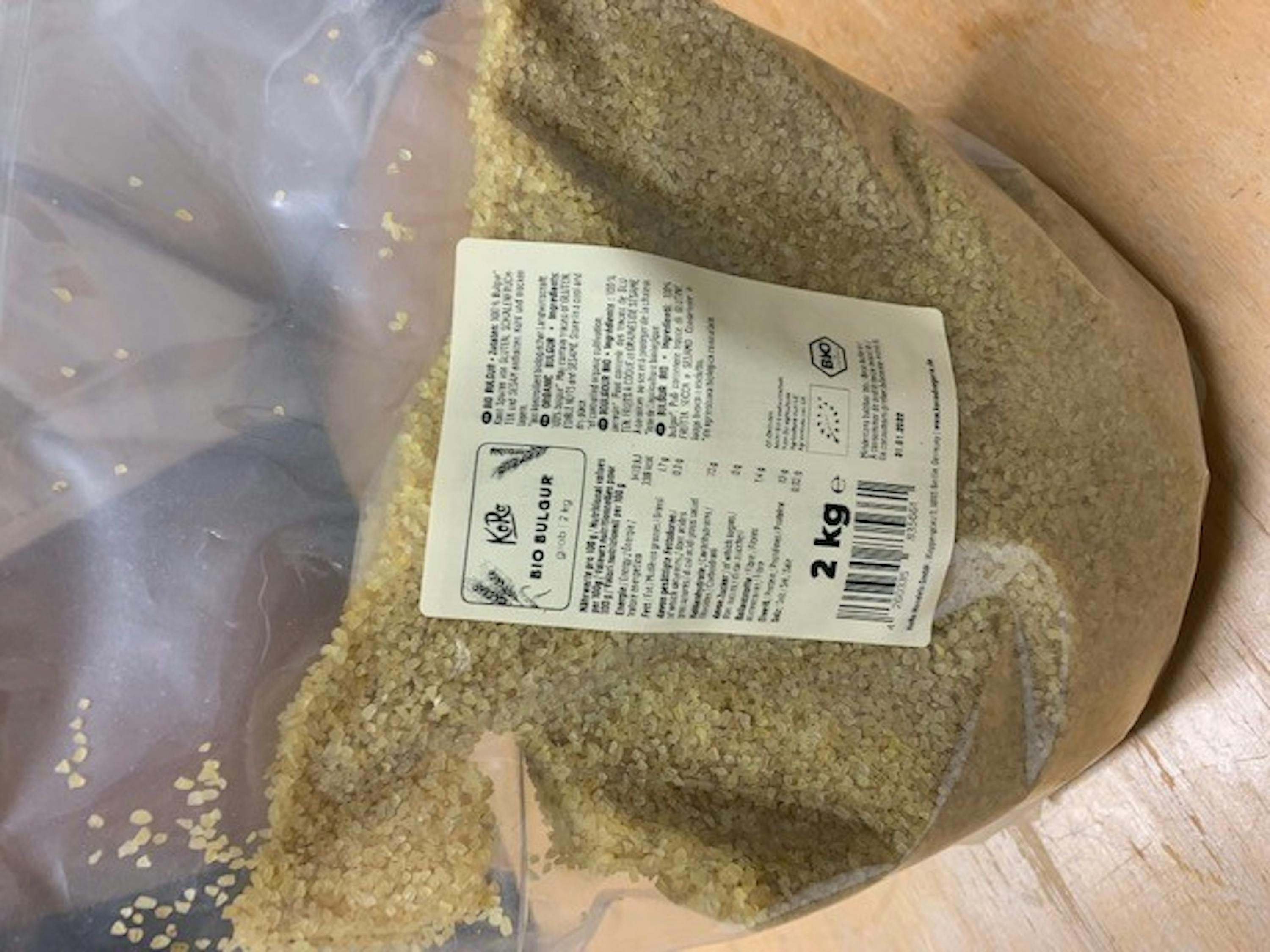 ein Plastiksack mit einem Etikett auf der Rückseite und einem Gewicht von 2 kg