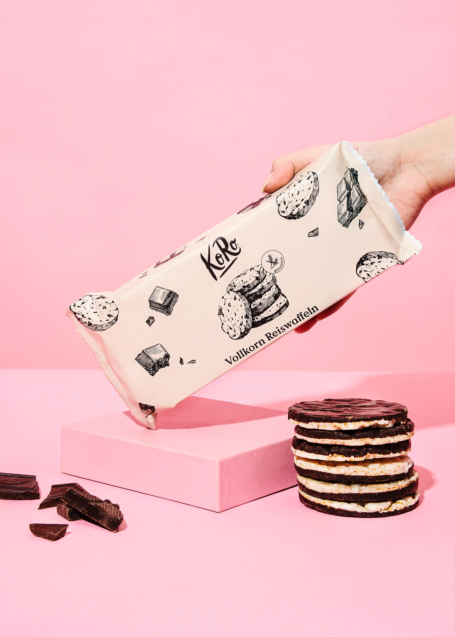 une personne tient un gros paquet de koe vollkorn reiswaffeln