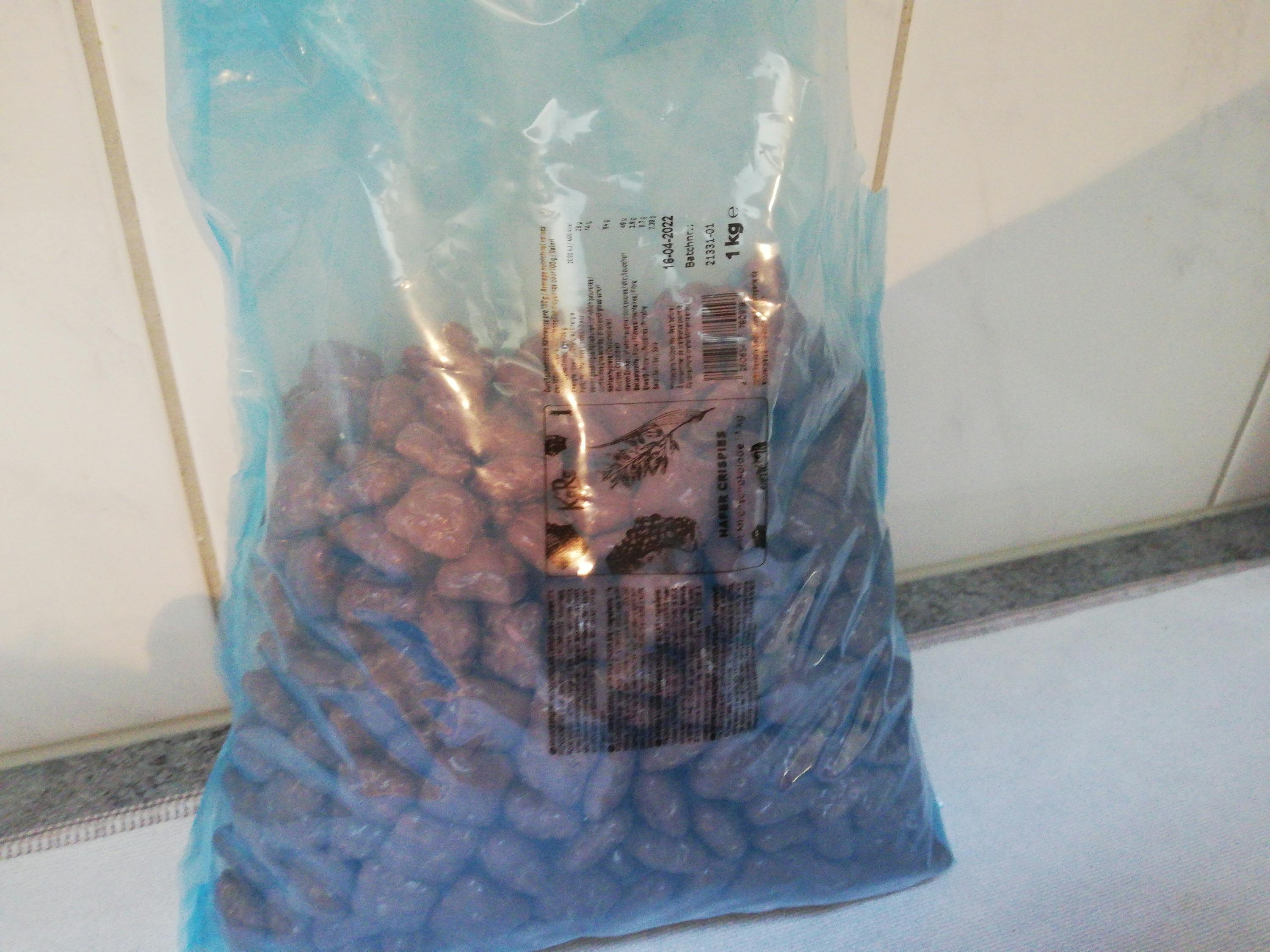 un sac en plastique bleu contenant des noix de pin